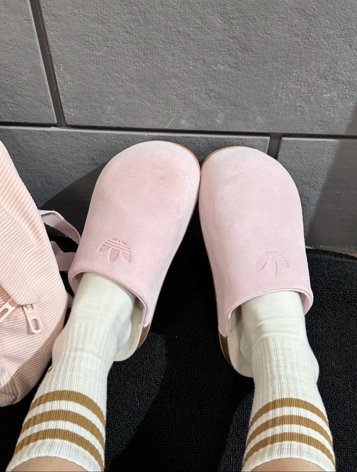 Adidas Originals Adimule 毛絨勃肯鞋 穆勒鞋 軟木底 涼拖鞋 懶人鞋 麂皮 櫻花粉 粉色 JP8731 /預購