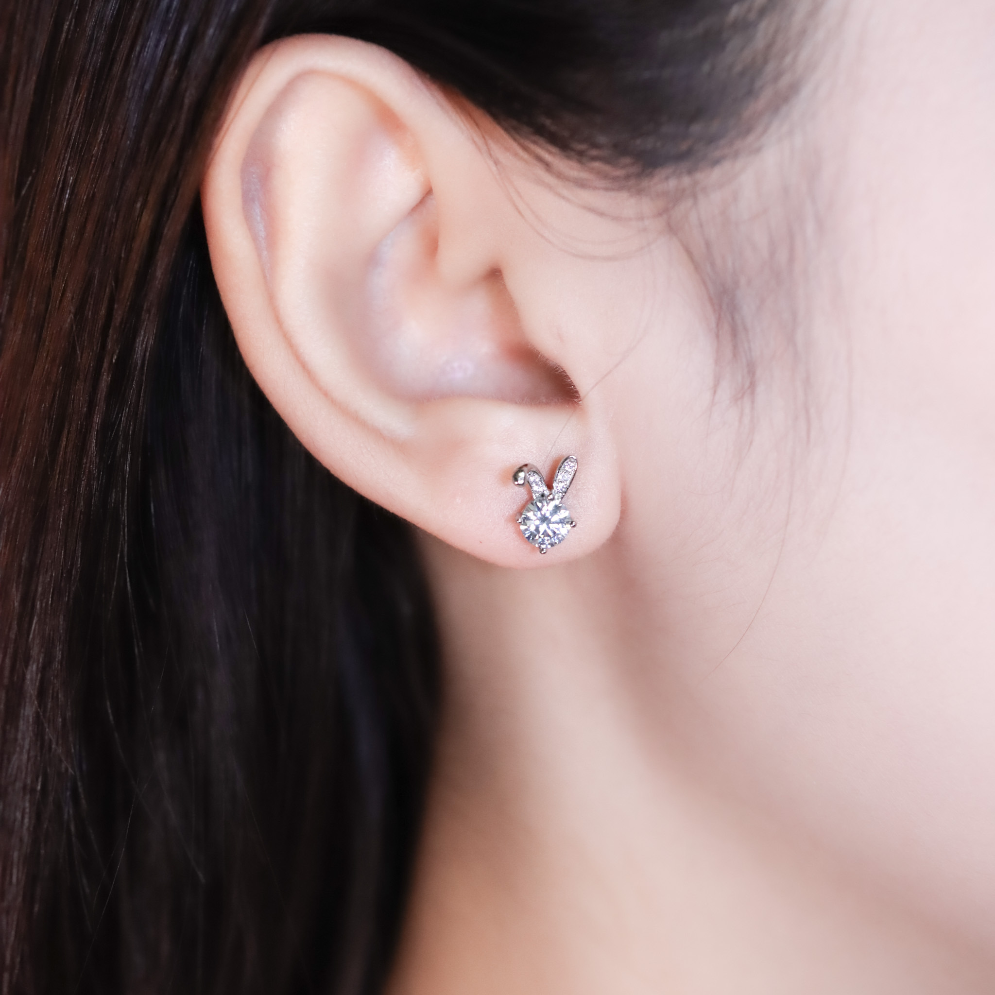 | 925純銀・厚鍍白金・莫桑石 | 鑽光小兔耳環 | EA1040 |