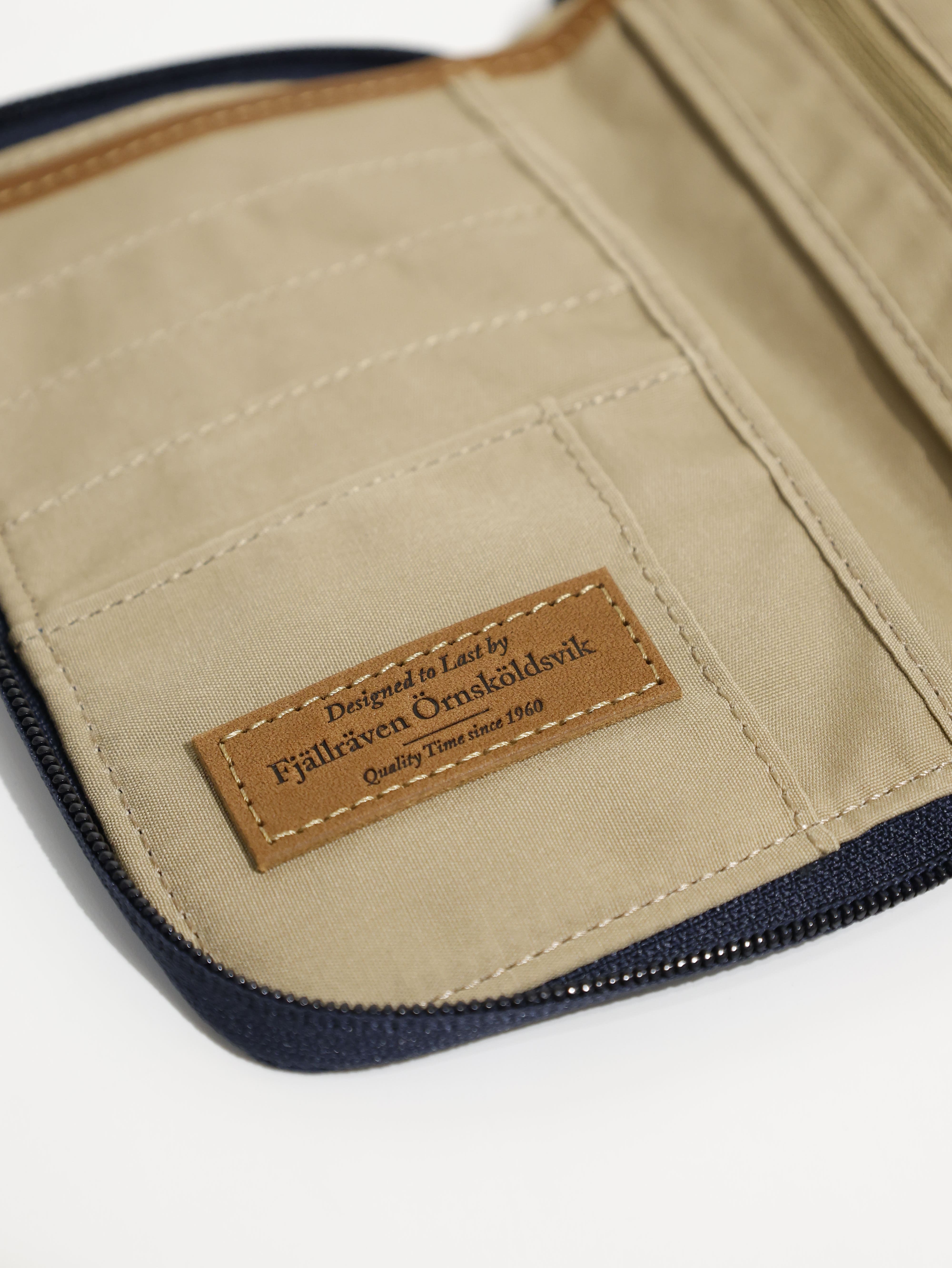 FJALLRAVEN 小狐狸 Passport Wallet 護照夾 FR24220