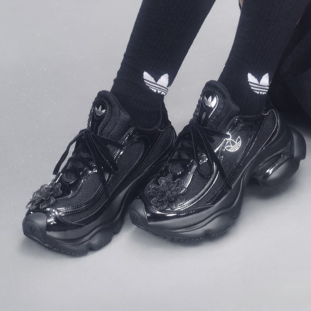 adidas Originals Ozvenuz 浮蝶鞋全黑黑武士亮皮雕花蕾絲復古