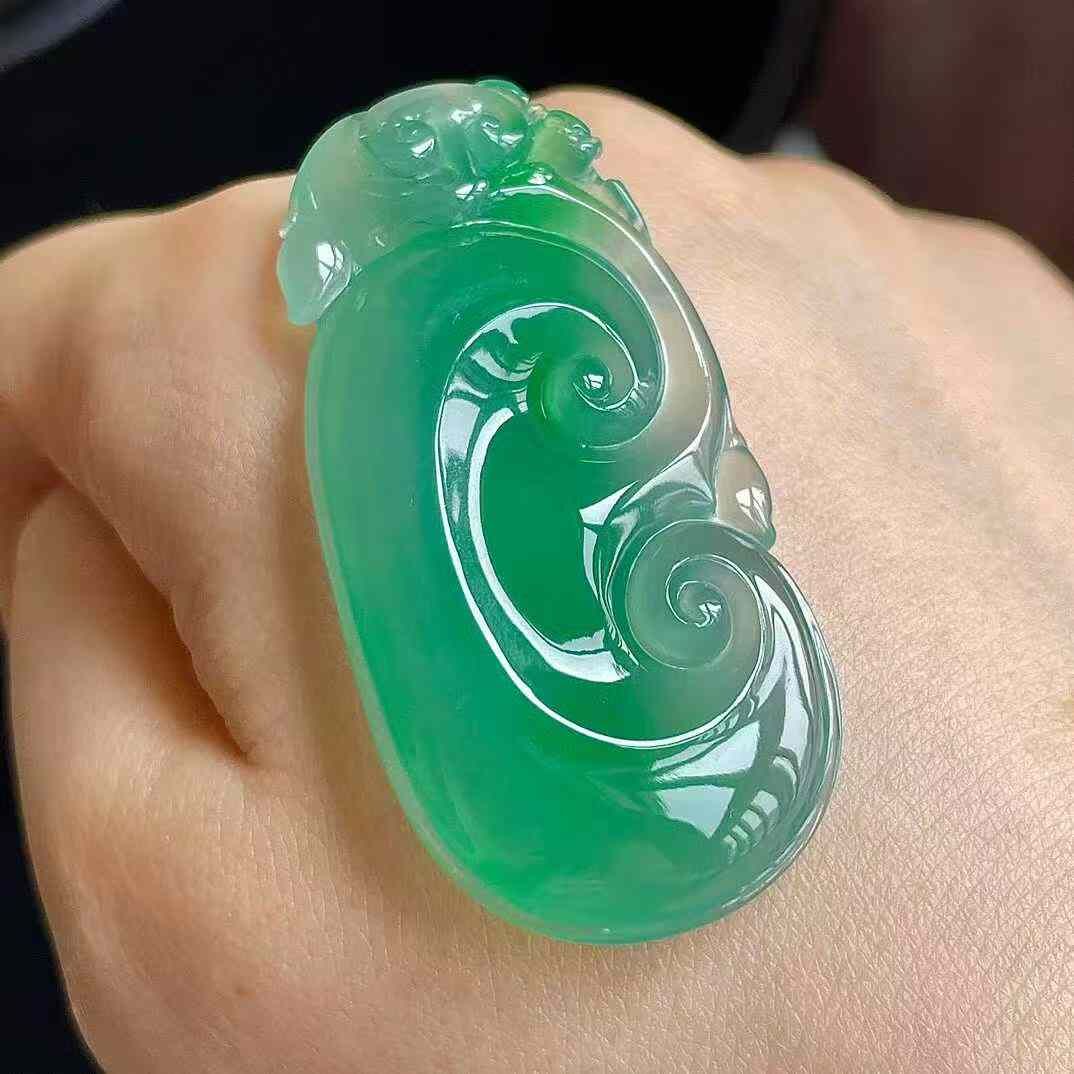 975544 翡翠冰陽綠如意吊墜