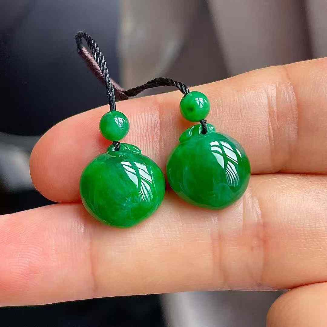 975545 翡翠冰種辣綠桃子一對