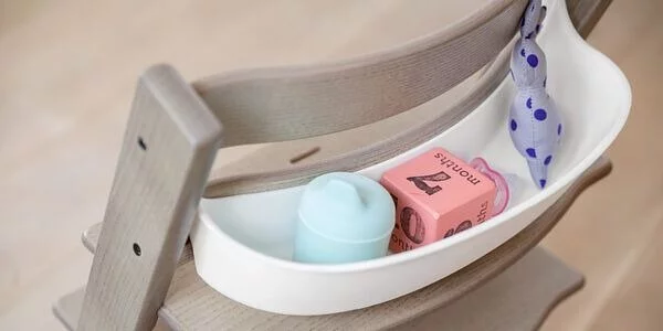 TrippTrapp 收納盒專為成長椅而設計,可收納嬰兒用餐必備品、玩具