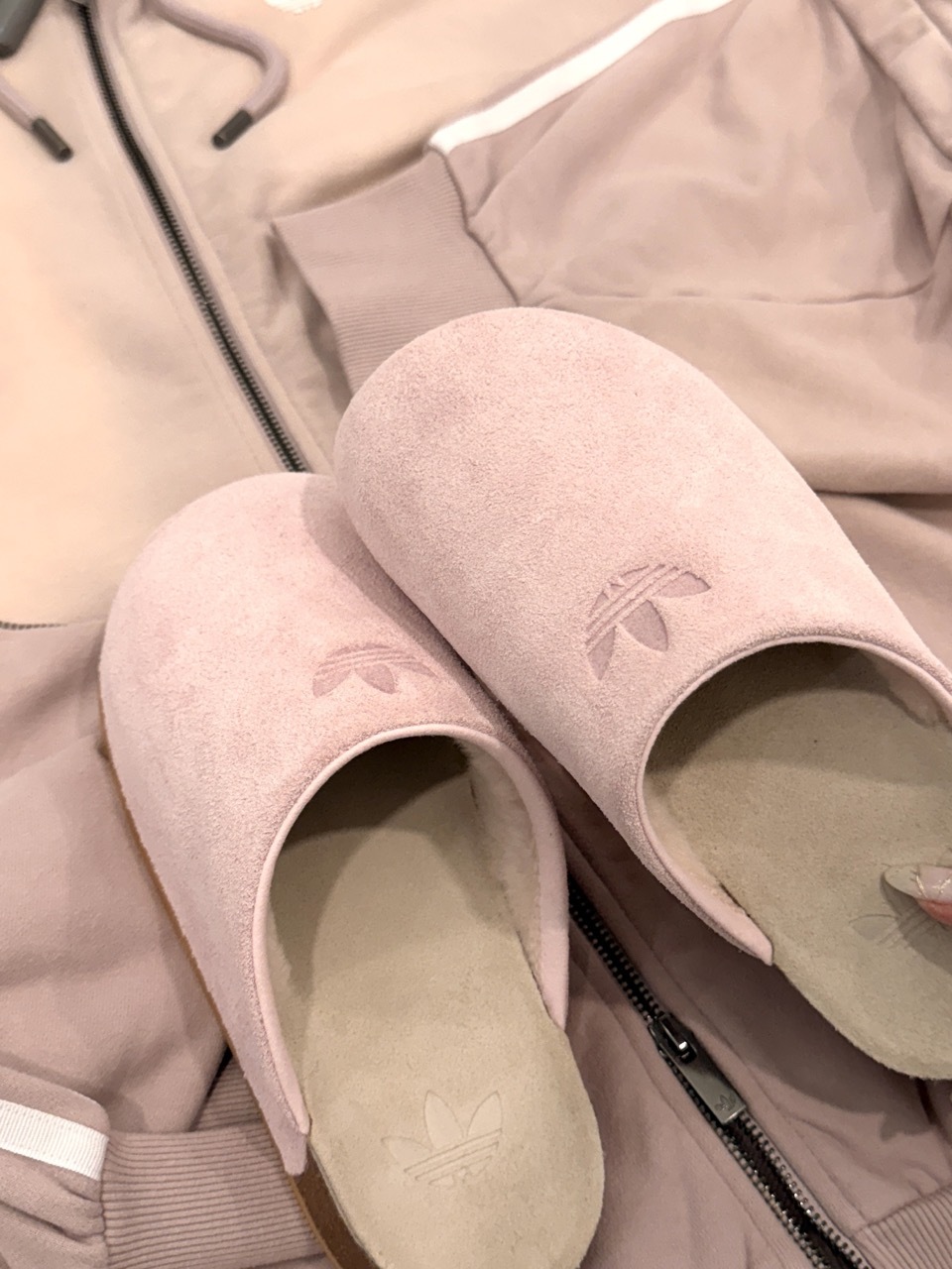 ADIDAS ORIGINALS ADIMULE 麂皮 穆勒鞋 包頭拖鞋 懶人鞋 半拖鞋 蜜桃粉 淡粉 男女鞋 JP8731 / 預購
