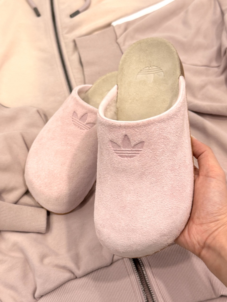 ADIDAS ORIGINALS ADIMULE 麂皮 穆勒鞋 包頭拖鞋 懶人鞋 半拖鞋 蜜桃粉 淡粉 男女鞋 JP8731 / 預購