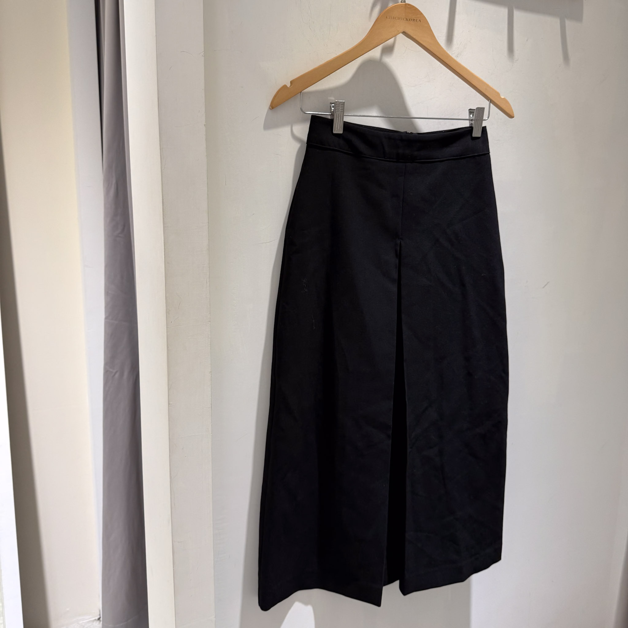 前設計打摺滑順A字裙(白SM/黑S)