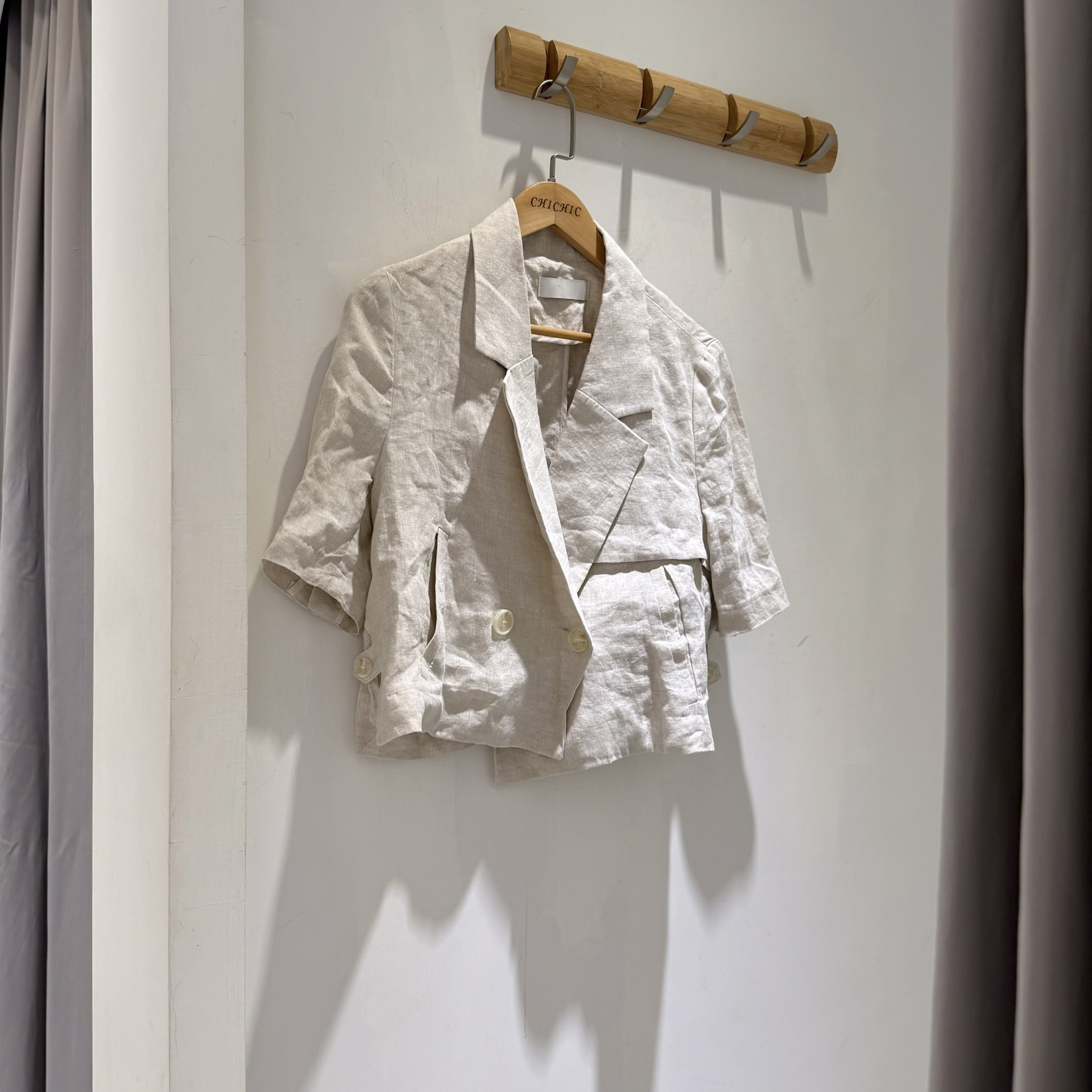 設計雙開衩棉麻短西外