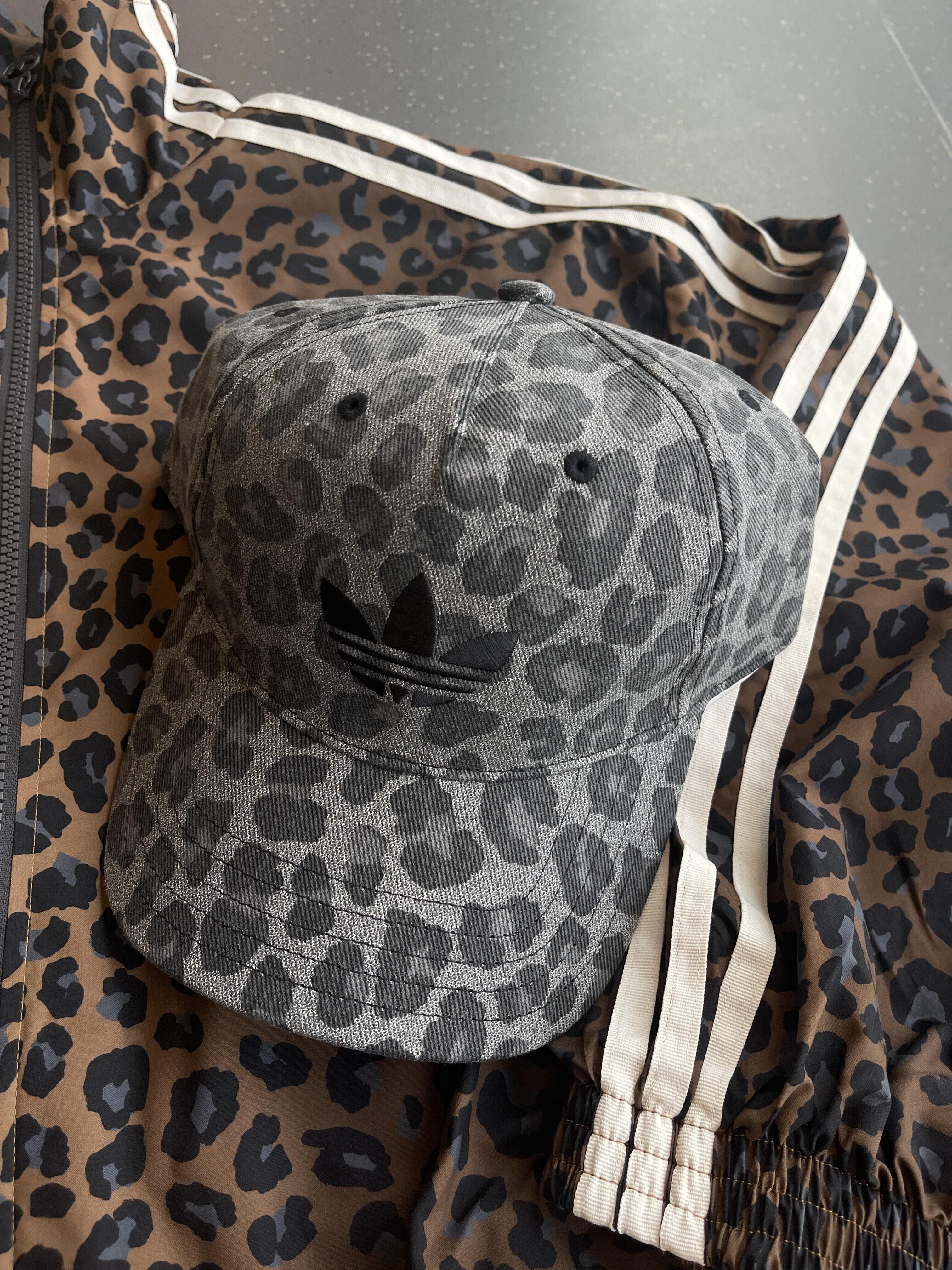 代購-Adidas 愛迪達 豹紋 大logo 老帽 灰/咖 JW8034