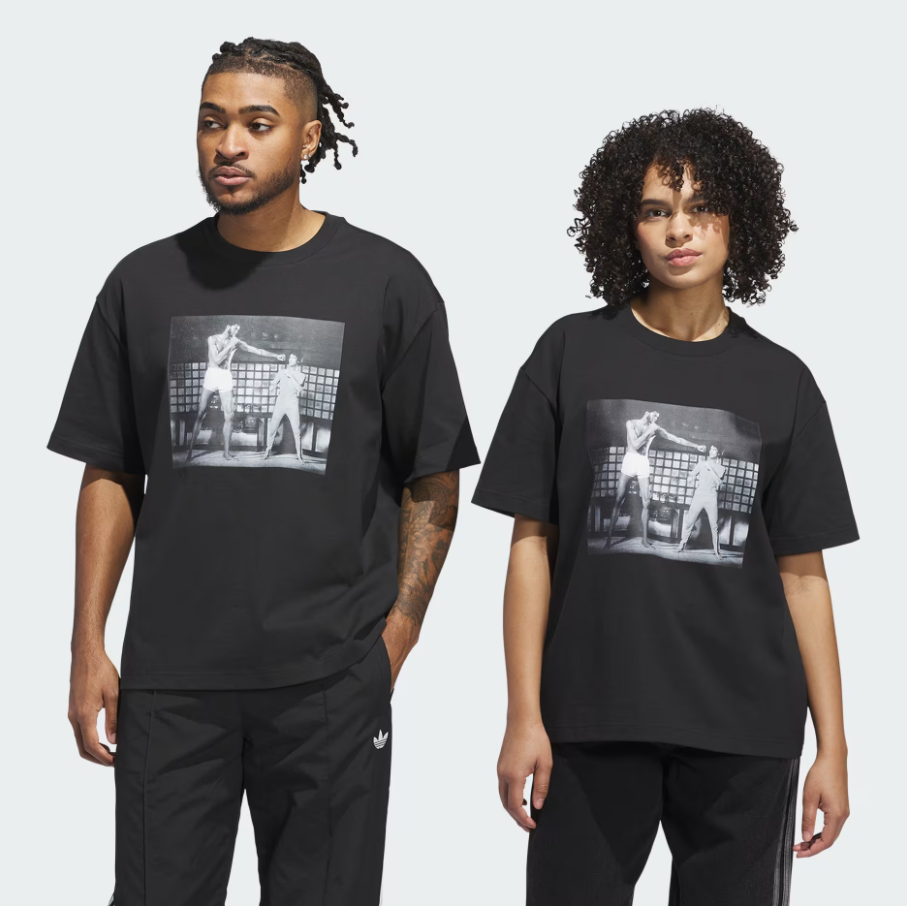 【 adidas BRUCE LEE KICK TEE 對戰場景短TEE - 黑 】