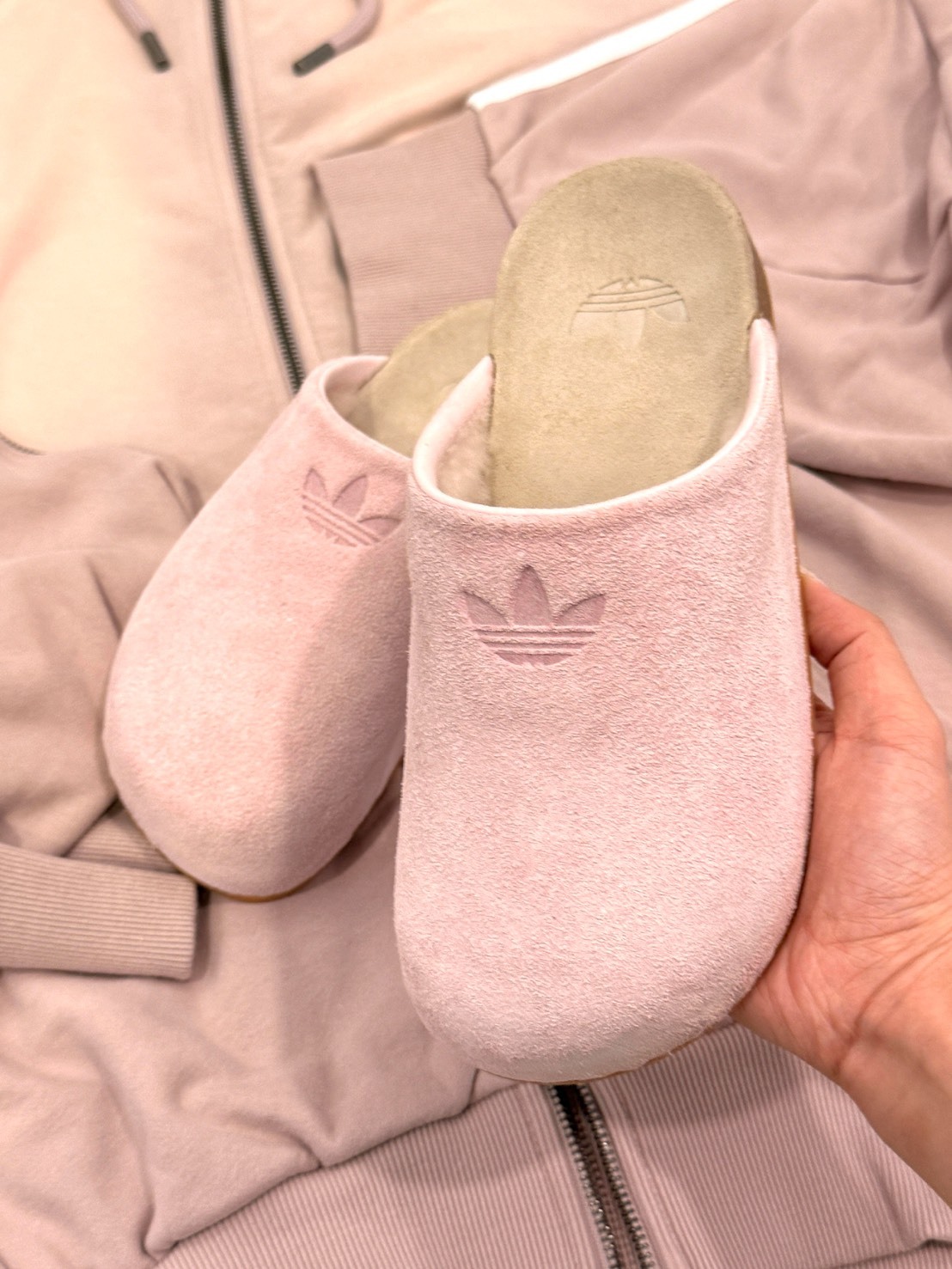 ADIDAS ADIMULE 雪絨粉 麂皮 穆勒鞋