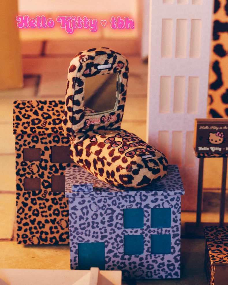 HELLO KITTY x TBH 曬黑系列 復古手機造型 化妝鏡 隨身鏡 豹紋 鑰匙圈 吊飾 凱蒂貓 / 預購