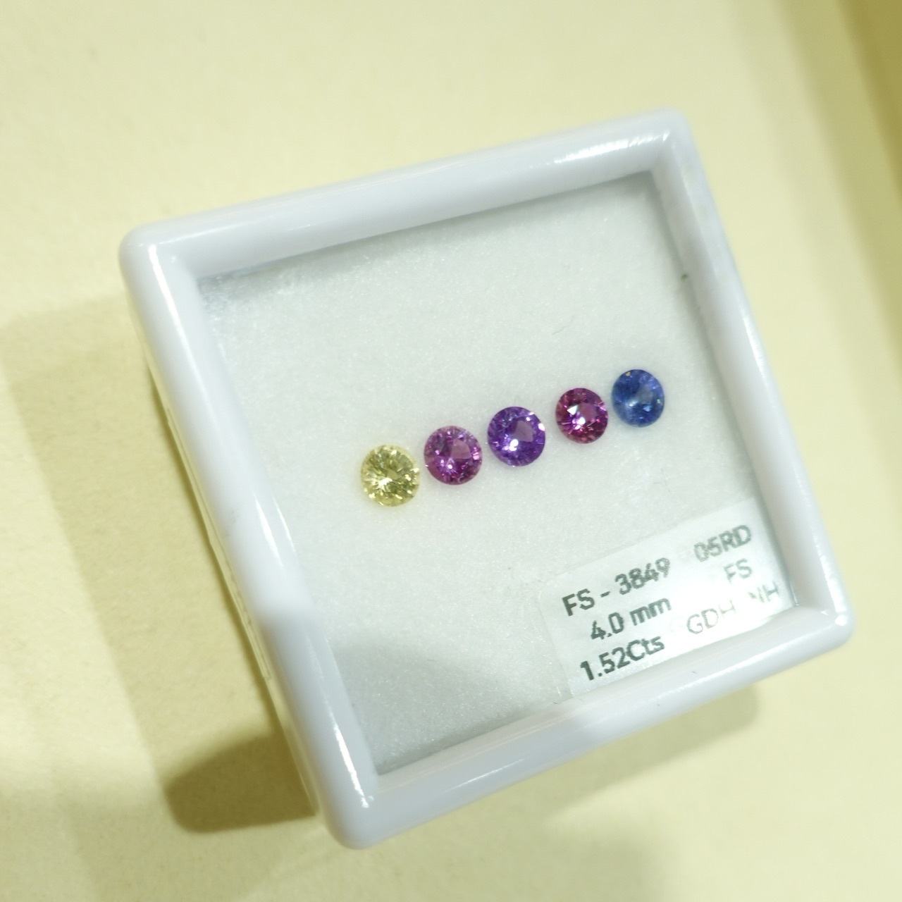 1.52ct 無燒彩色藍寶石 - 裸石5顆 (一盒)