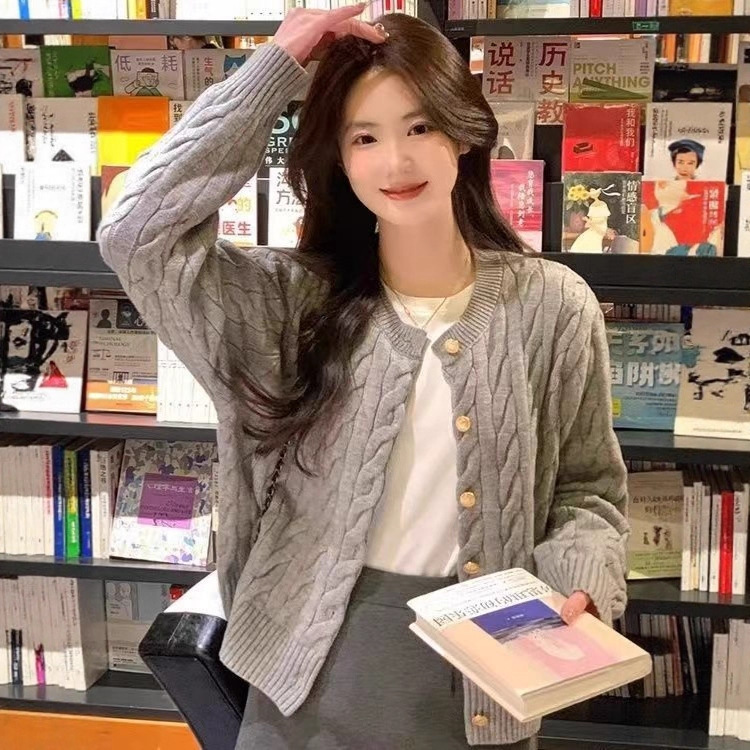 Vintage Cropped Cable Knit Cardigan with Round Neck