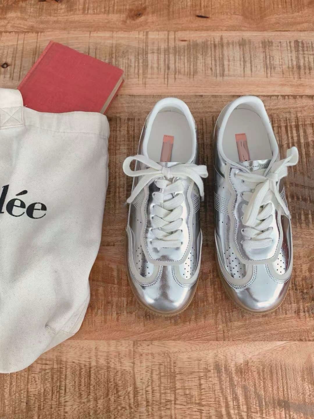 金屬感銀色皮革運動鞋