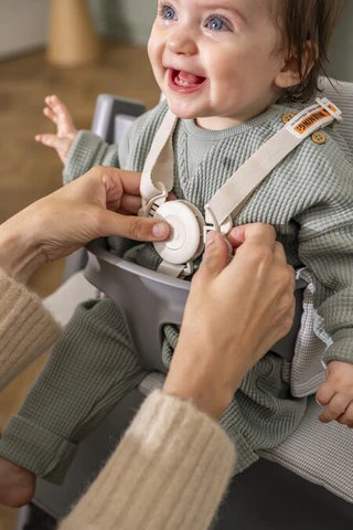 輕鬆快速安裝。五點式安全帶,快速釋放按鈕與可調式肩帶,搭配Tripp Trapp嬰兒護圍,使用更安全