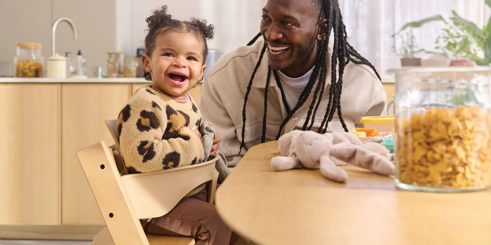 6個月大,將Tripp Trapp成長椅更換成嬰兒套件(護圍),使孩童安全舒適坐到桌邊,開始社交