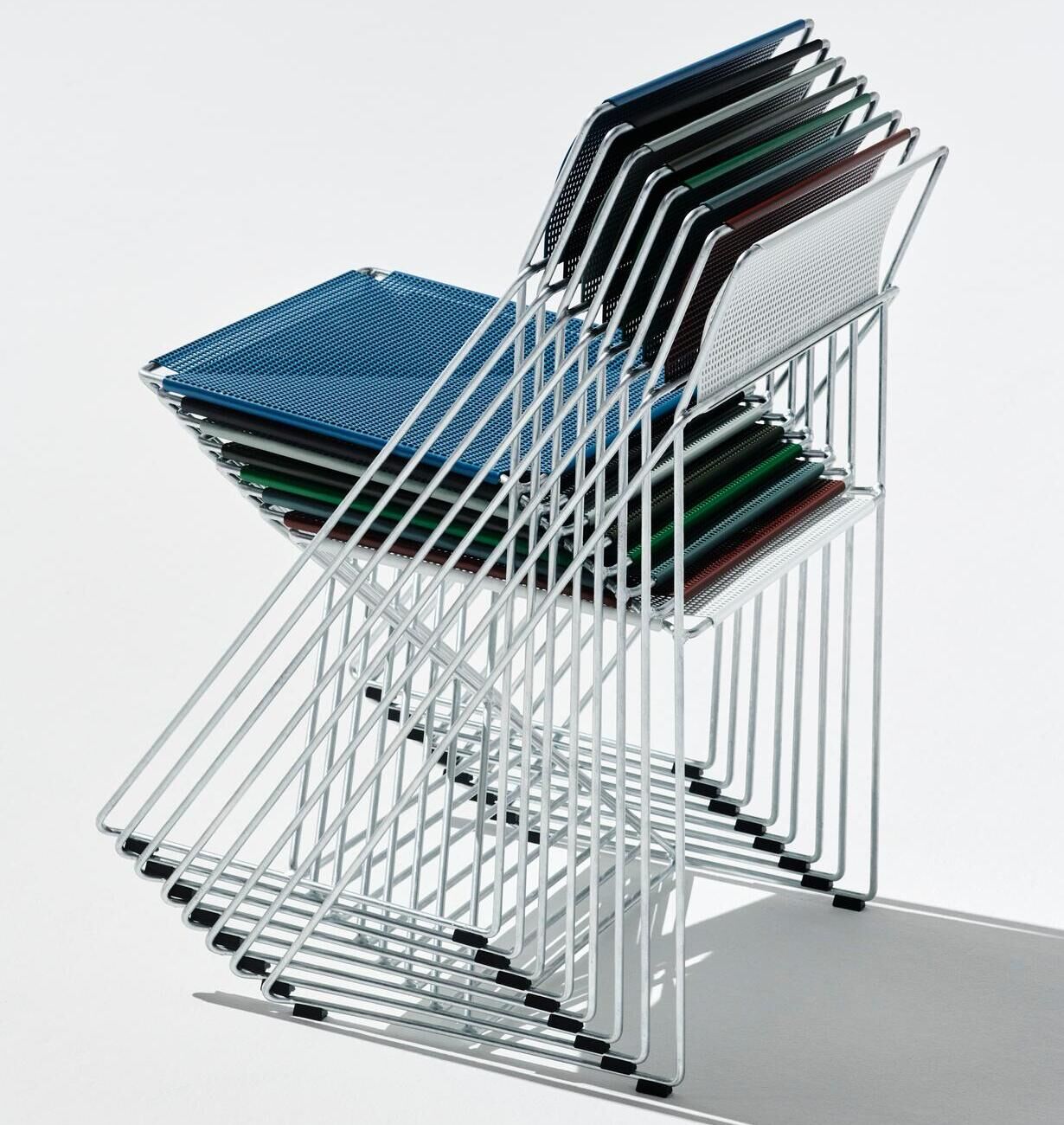 x-line chair 整齊疊放