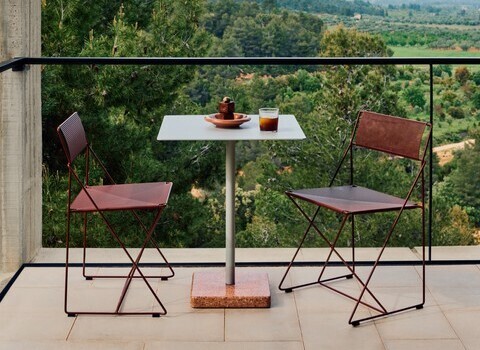 x-line chair 擺放於陽台