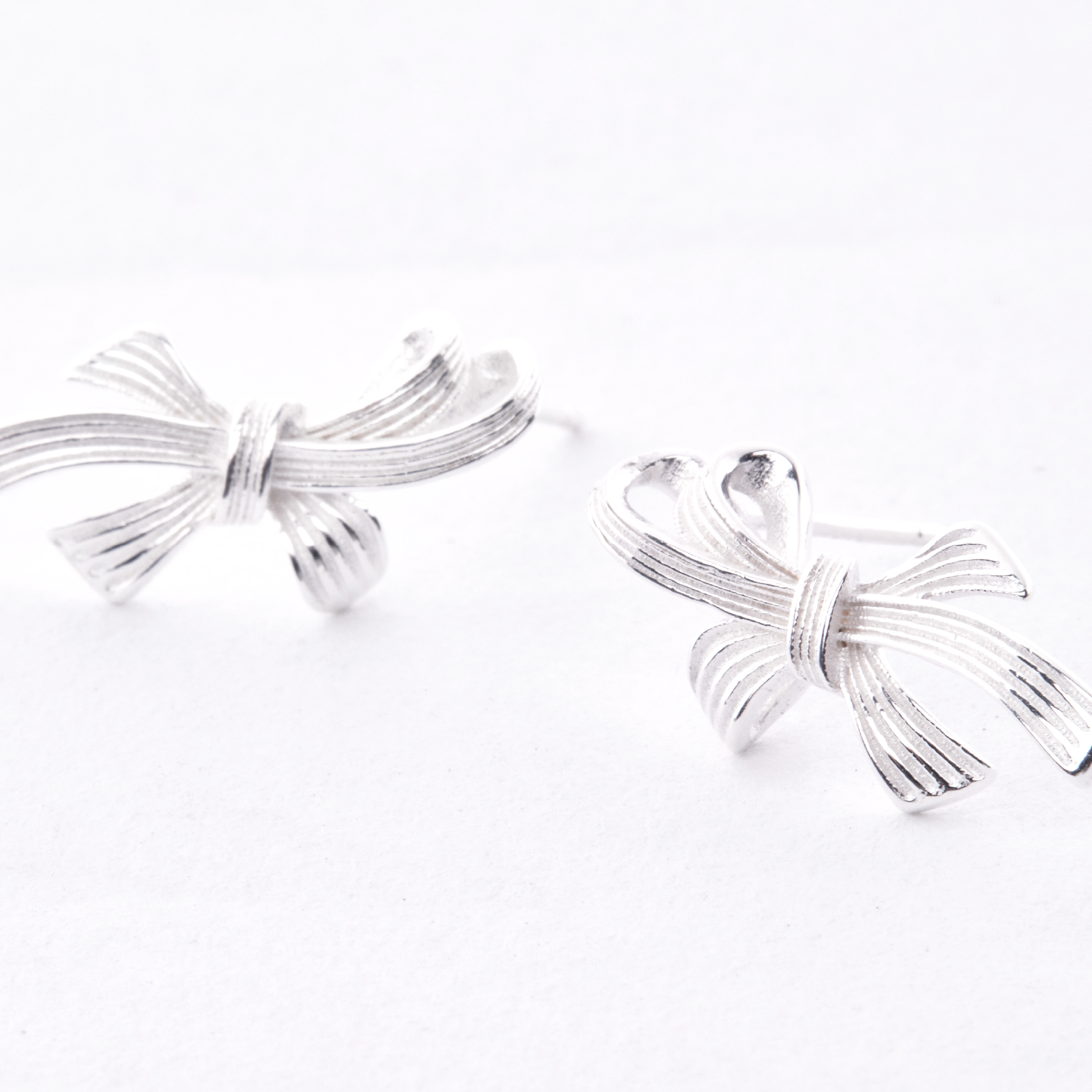 E2312 | 純銀壓紋蝴蝶結耳環