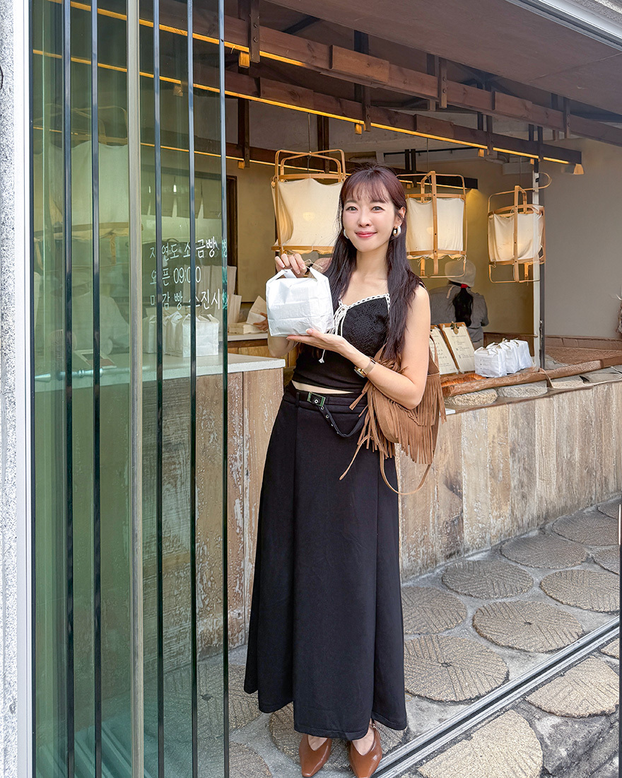 LINA LINA高雅續章純色太空棉長裙附腰帶-簡約黑
