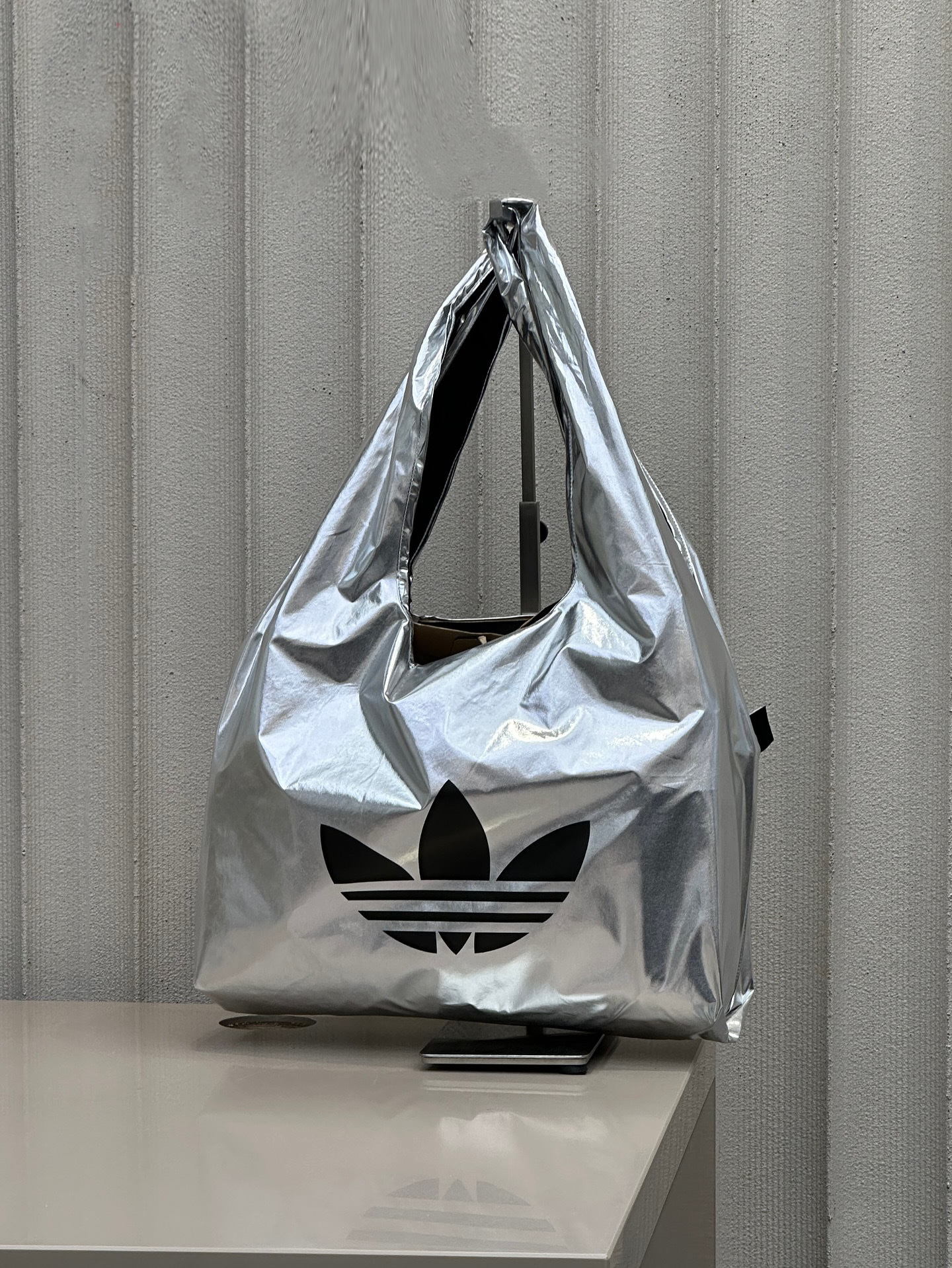 韓国限定】 アディダス シルバー エコバッグ 韓国限定adidas シルバー