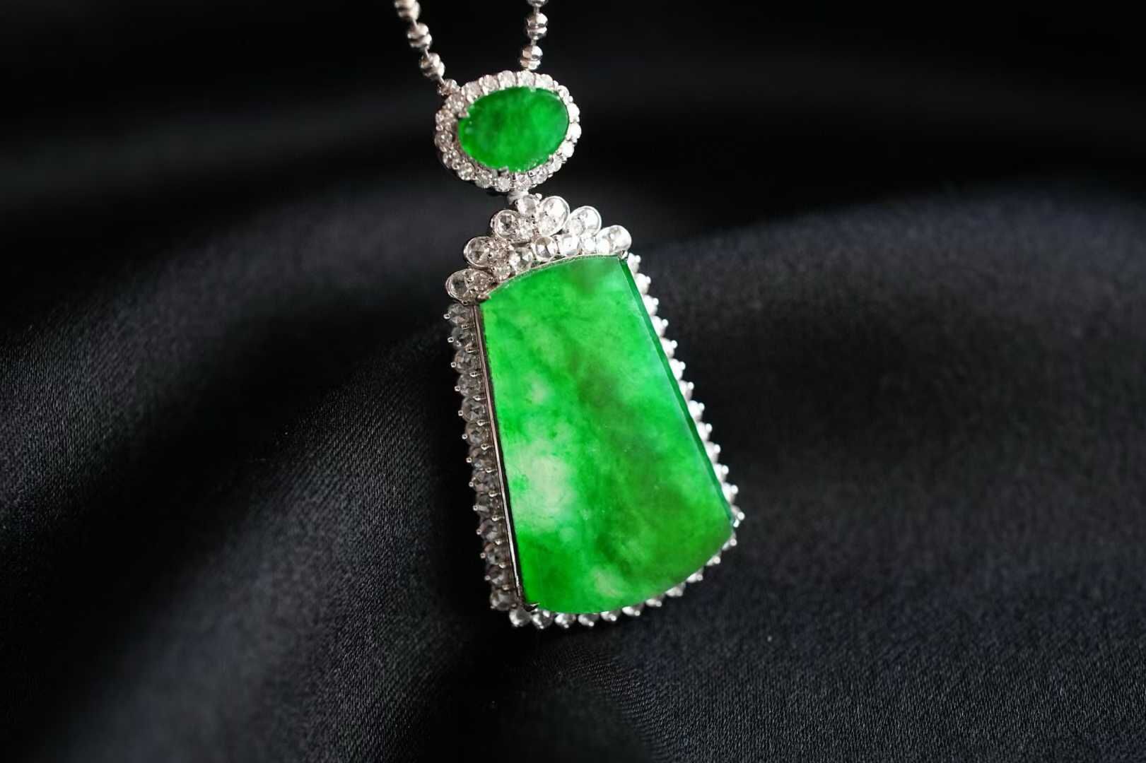 96824 翡翠辣陽綠無事牌吊墜