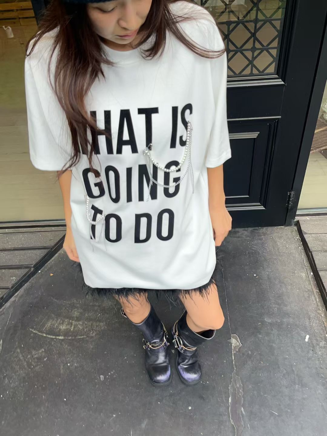 510037 WHAT IS 掛鍊短袖T 白色現貨