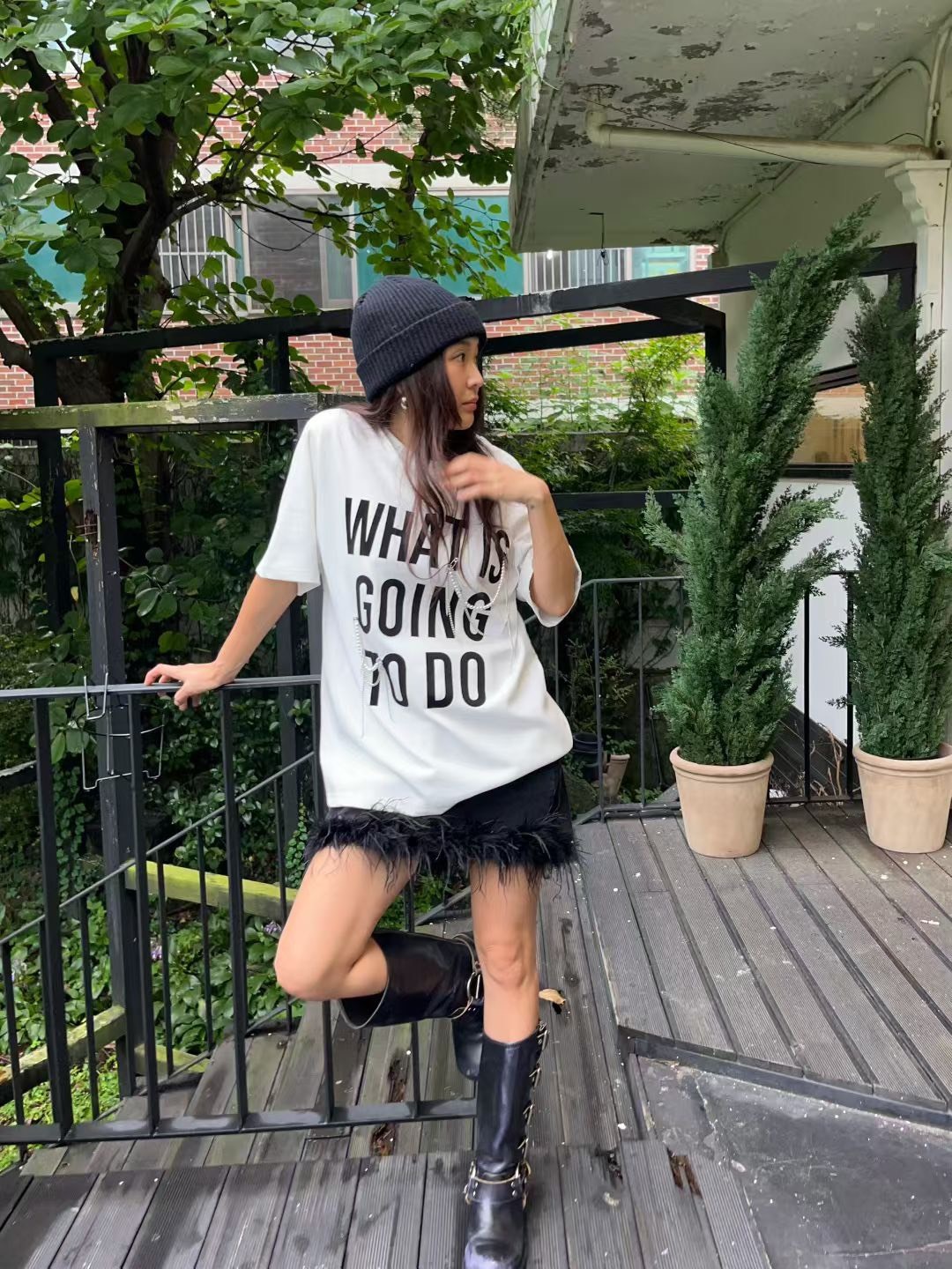 510037 WHAT IS 掛鍊短袖T 白色現貨