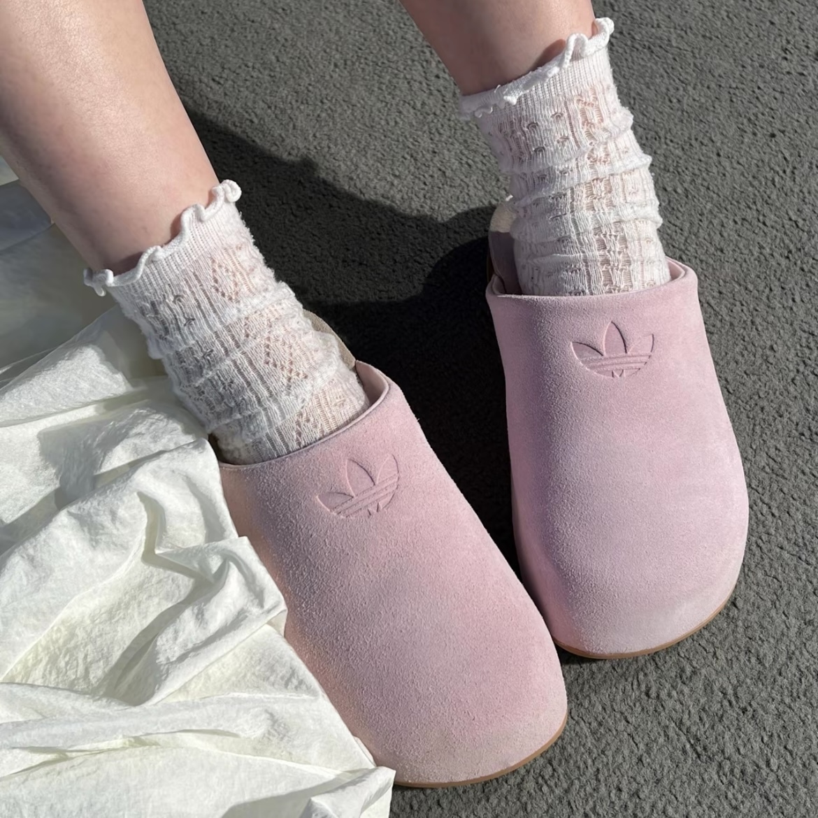 ADIDAS ORIGINALS ADIMULE 粉色 BABY粉 勃肯鞋 麂皮 絨毛拖鞋 JP8731