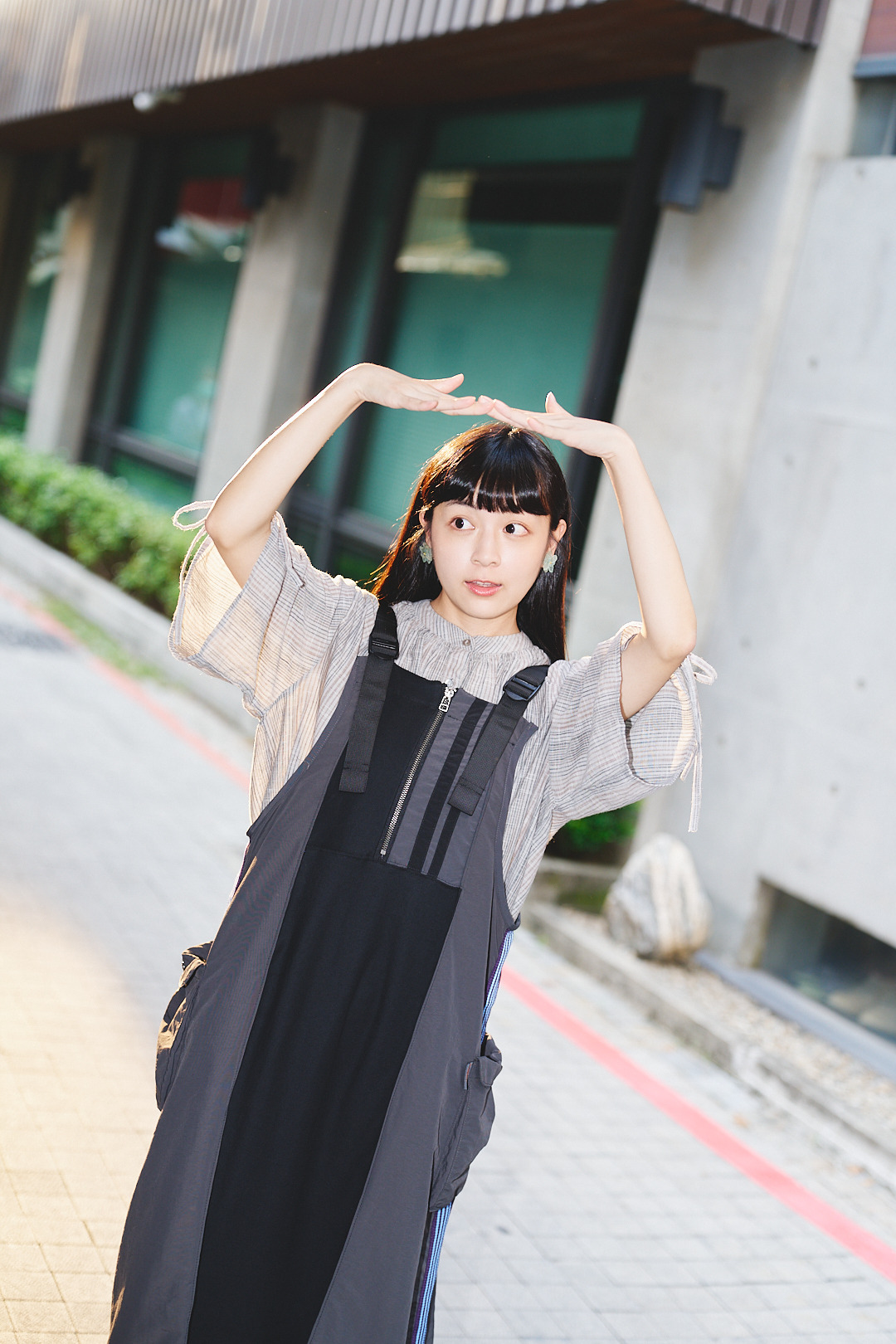 (限量)斜落肩上的星！絲光斜紋背帶裙(三色-黑)