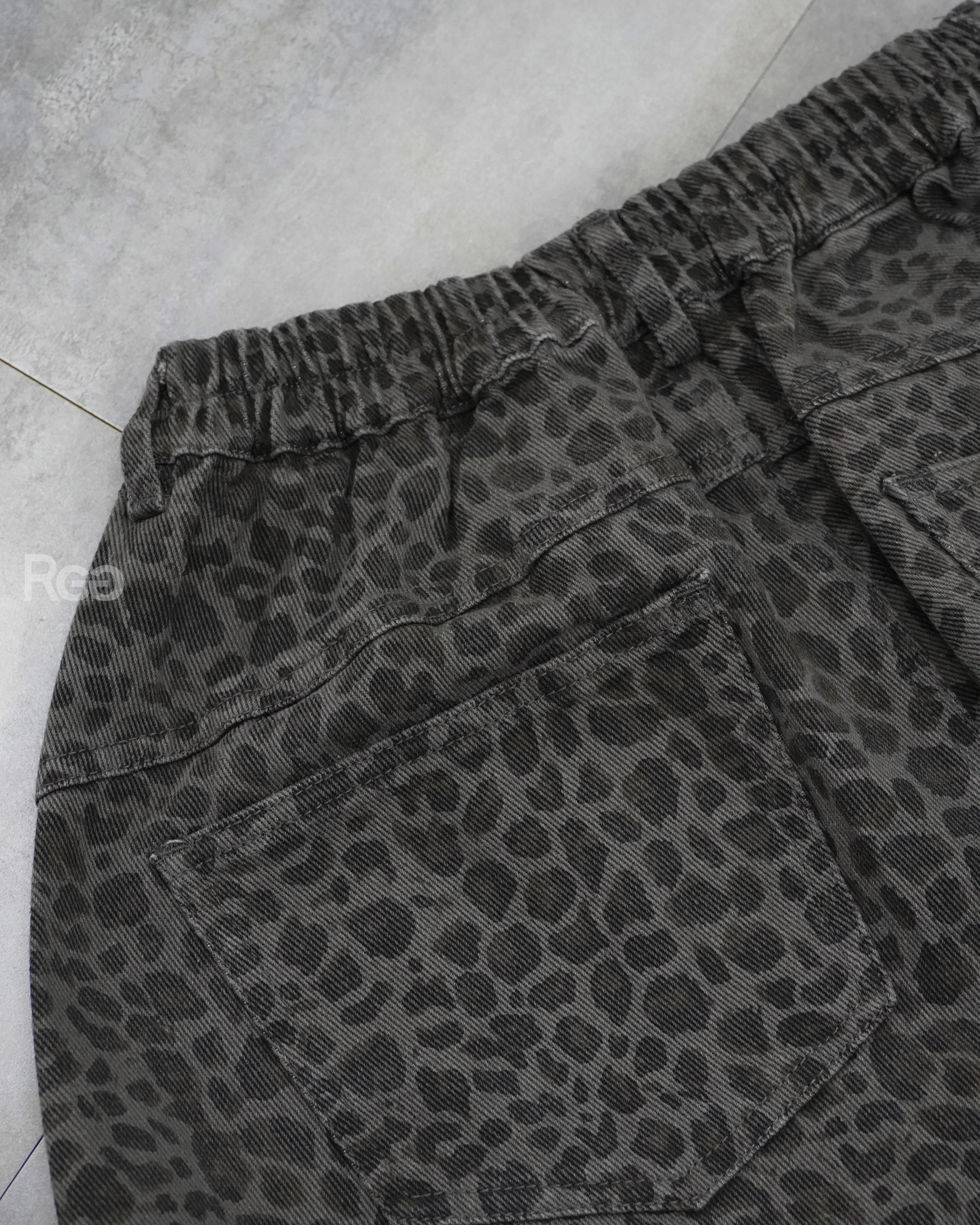 #95874 韓國豹紋微彎刀長褲 深灰 背面平拍照