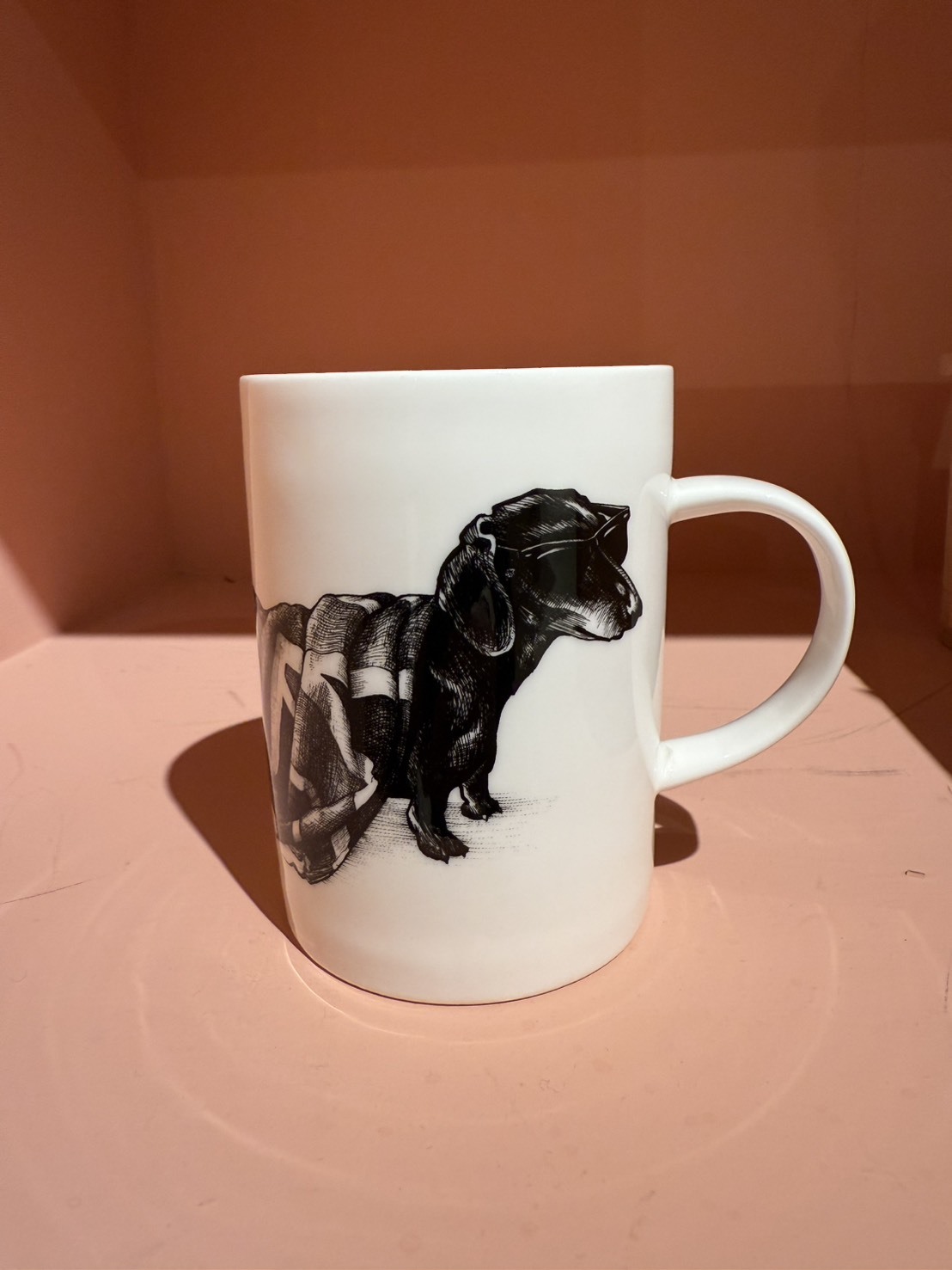 批著毛毯的臘腸狗馬克杯