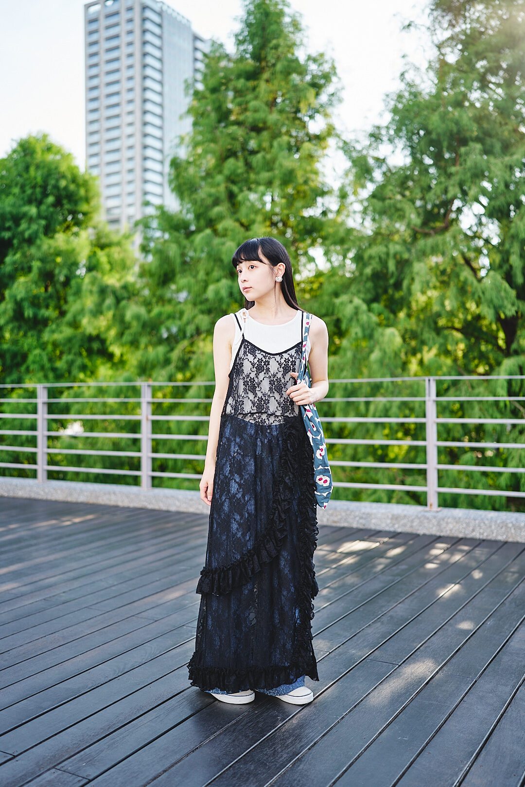 秋海棠開！花紋蕾絲吊帶裙(兩色-濃黑)