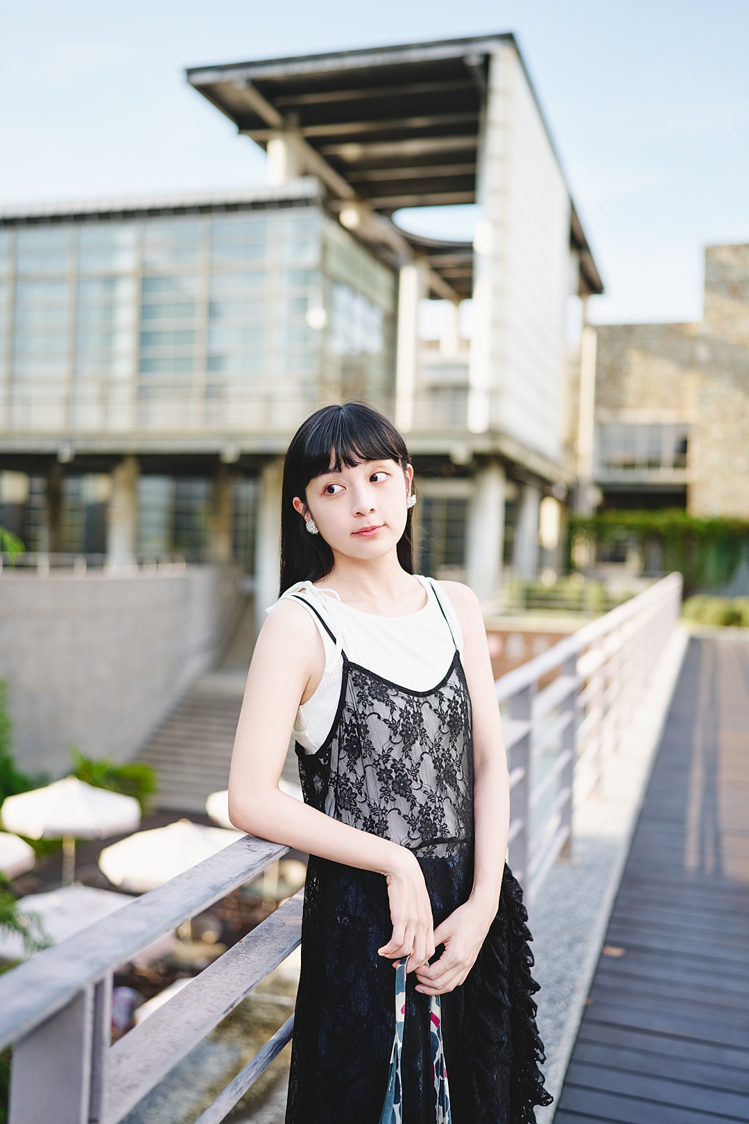 秋海棠開！花紋蕾絲吊帶裙(兩色-濃黑)