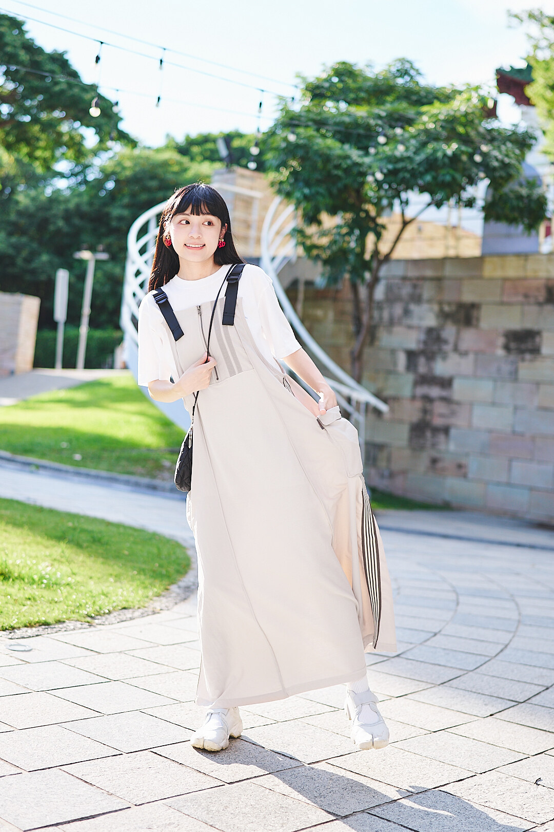 斜落肩上的星！絲光斜紋背帶裙(三色-象牙米)