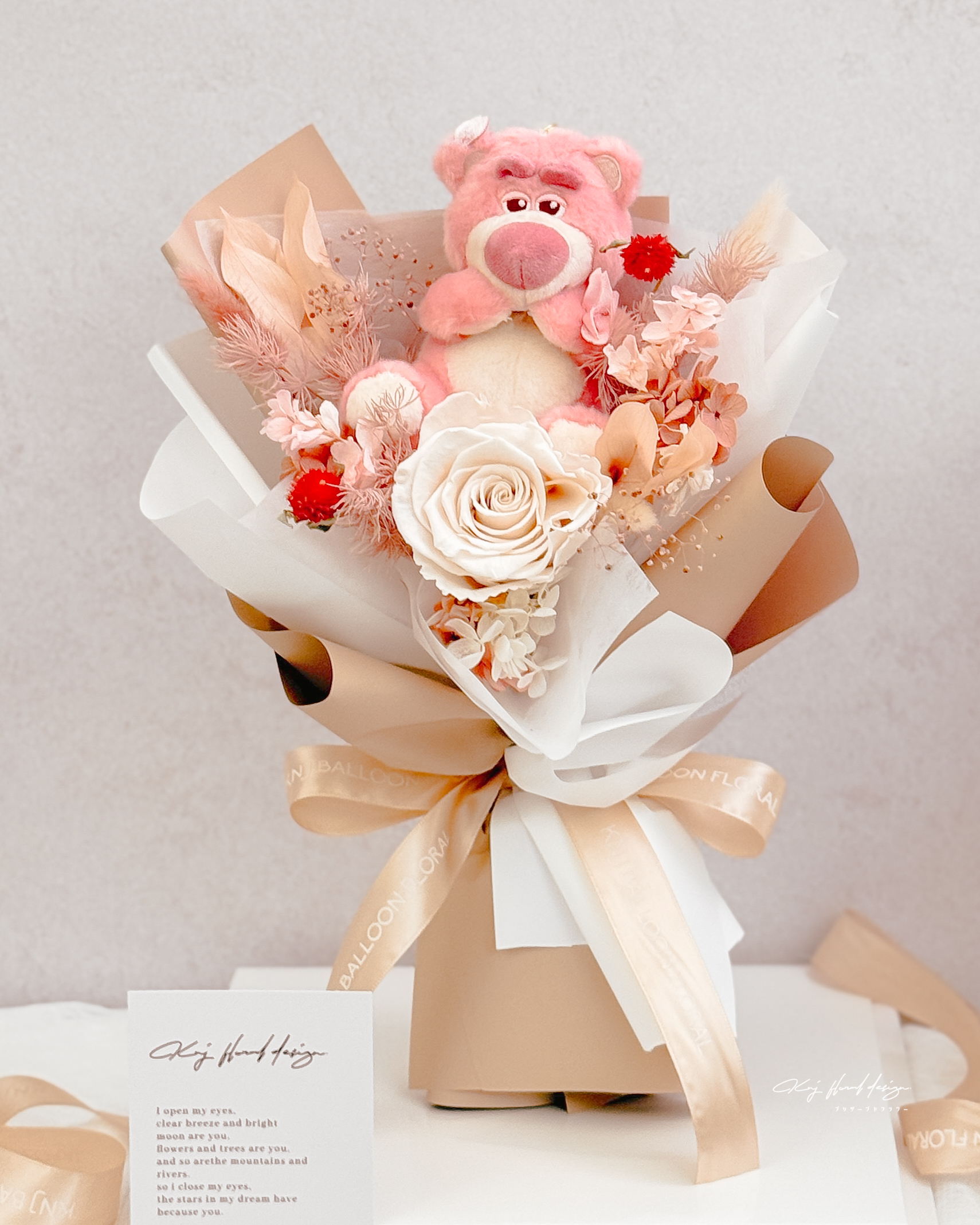 熊抱哥・粉玫瑰永生花禮盒（附正版收藏玩偶）
