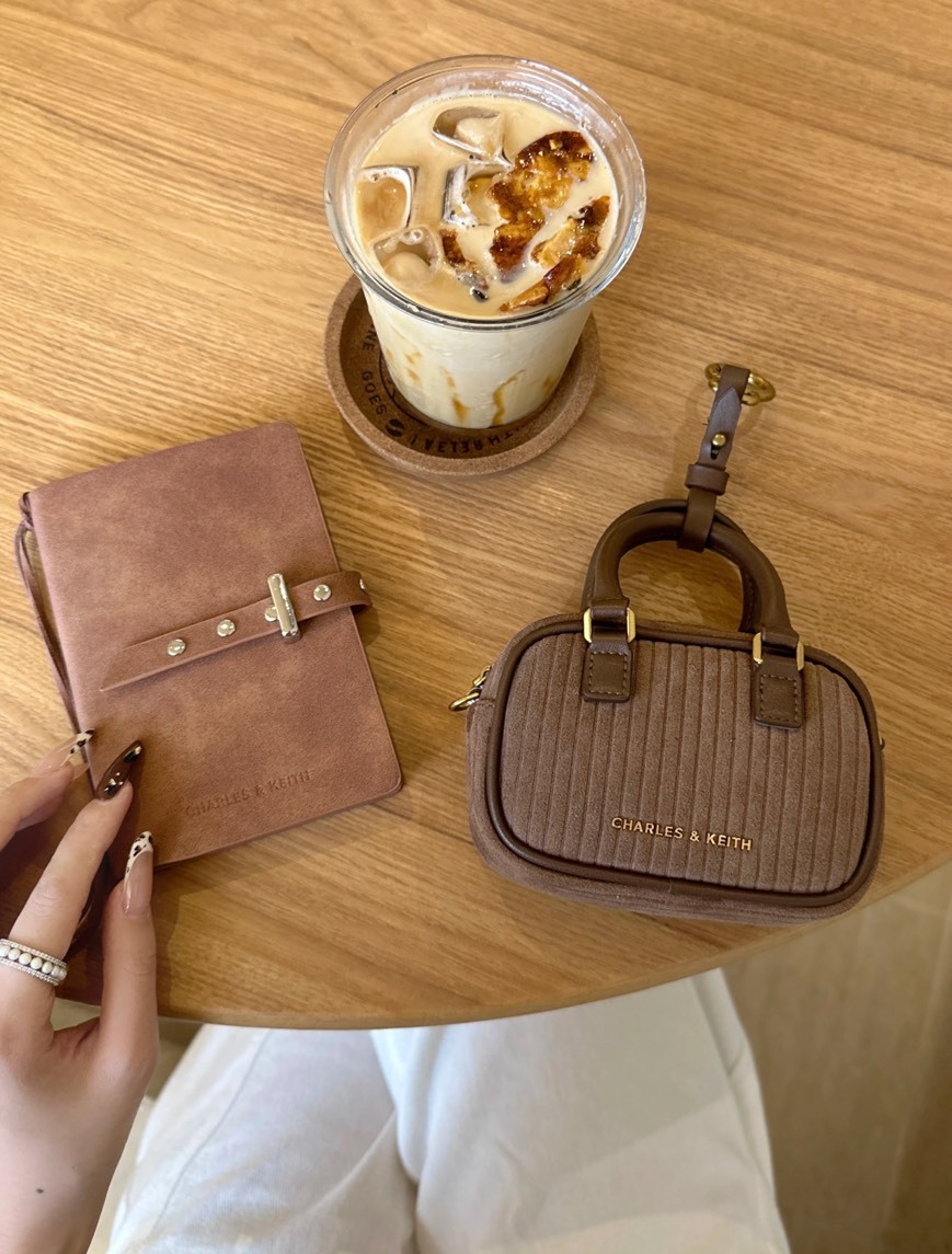 <✨新款小廢包> Charles & Keith CK 迷你 鍊條 小方包 波士頓包 包包 皮革 燈芯絨 耳機包 3色 CK6-40681221-1