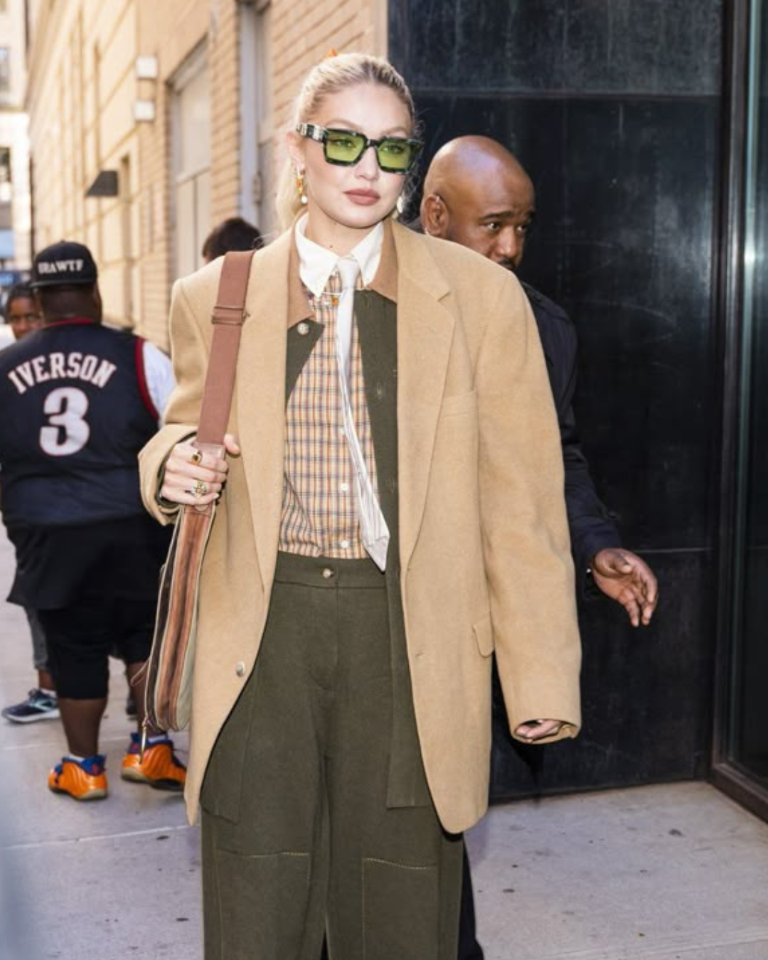 超模gigi hadid的西裝外套搭配襯衫造型