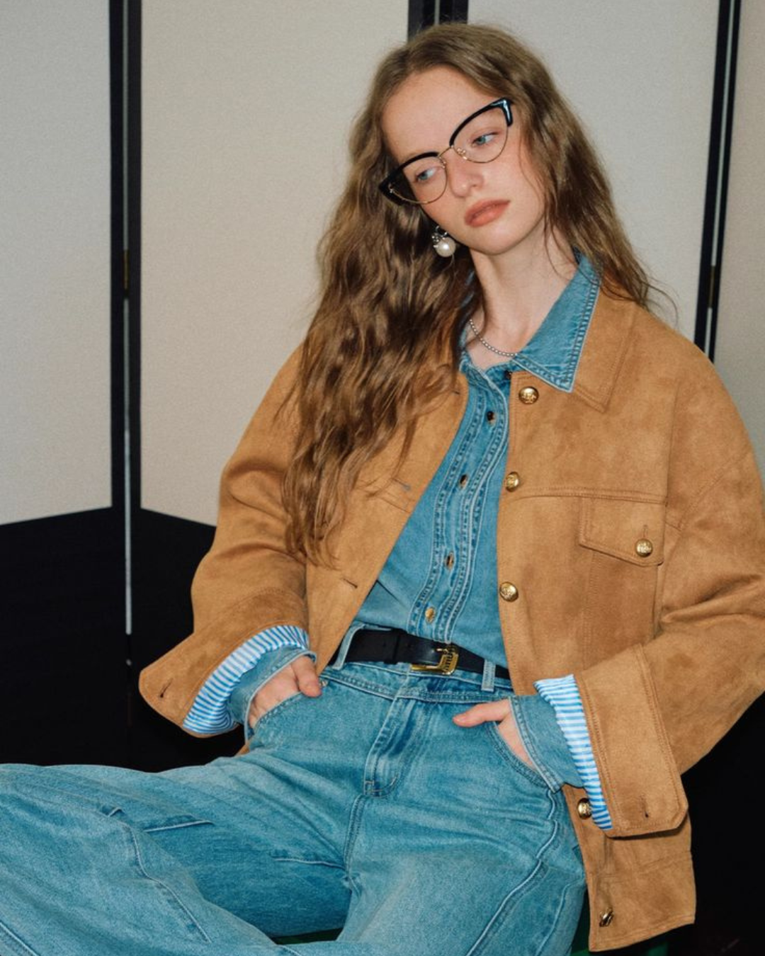 外套搭配牛仔襯衫的造型