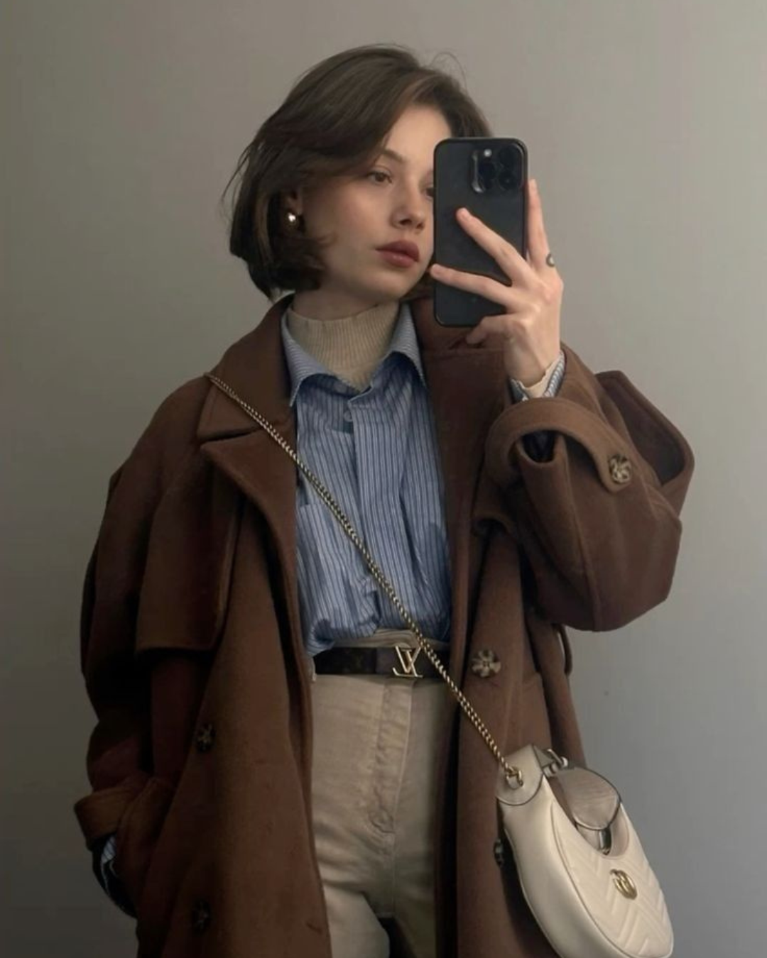 咖啡色大衣搭條紋襯衫的搭配照