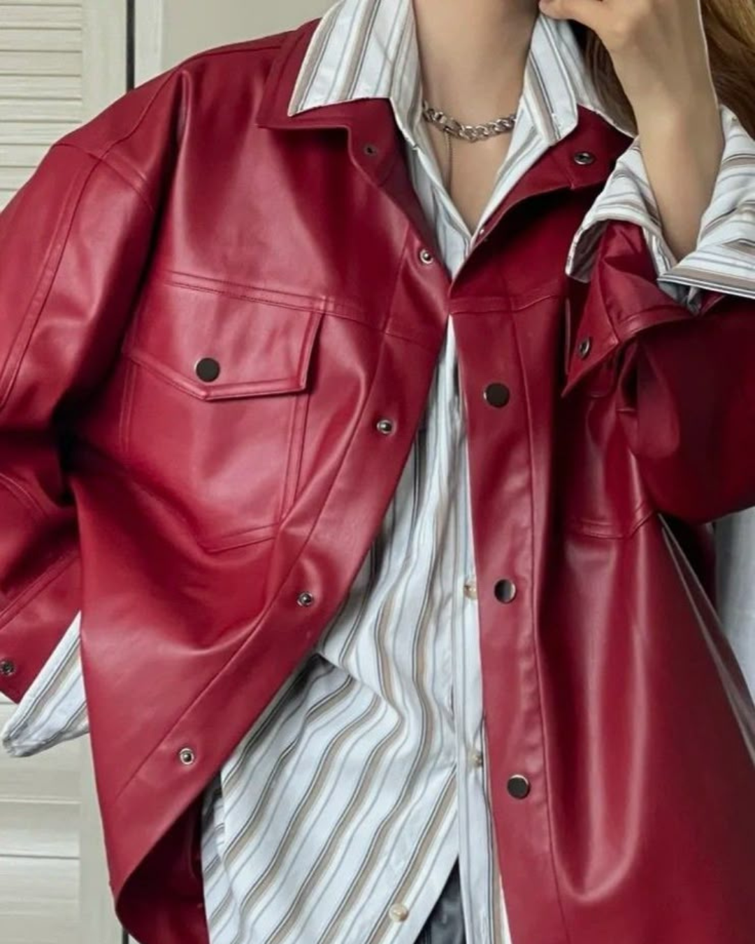 酒紅色皮革外套搭配襯衫