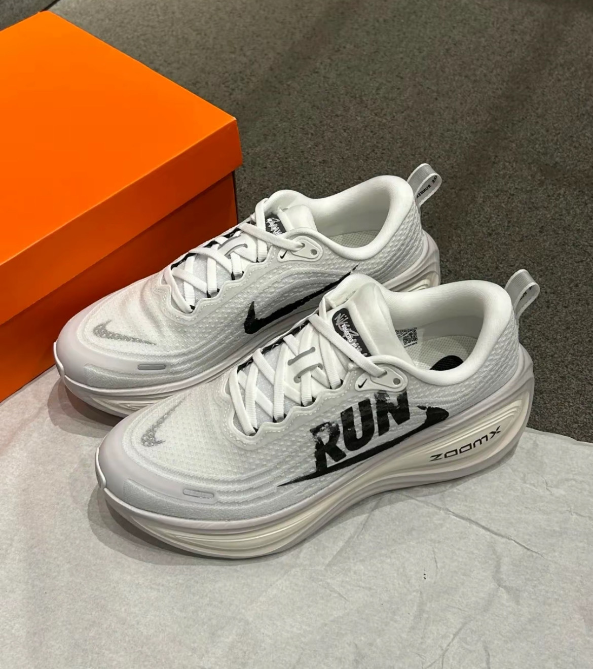 男鞋 NIKE VOMERO PLUS RUN 白灰黑 氣墊 緩震 網布 休閒 厚底 跑步 運動鞋【IH2268-100】