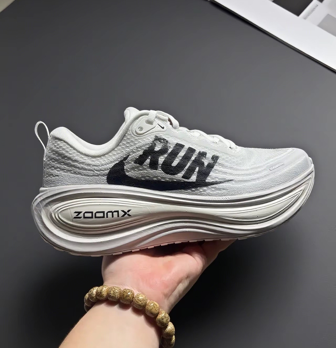 男鞋 NIKE VOMERO PLUS RUN 白灰黑 氣墊 緩震 網布 休閒 厚底 跑步 運動鞋【IH2268-100】