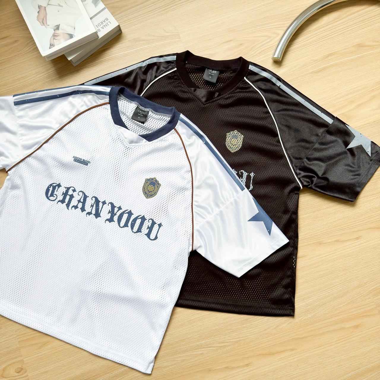 韓國短袖 哥德字勳章網眼球衣 18936