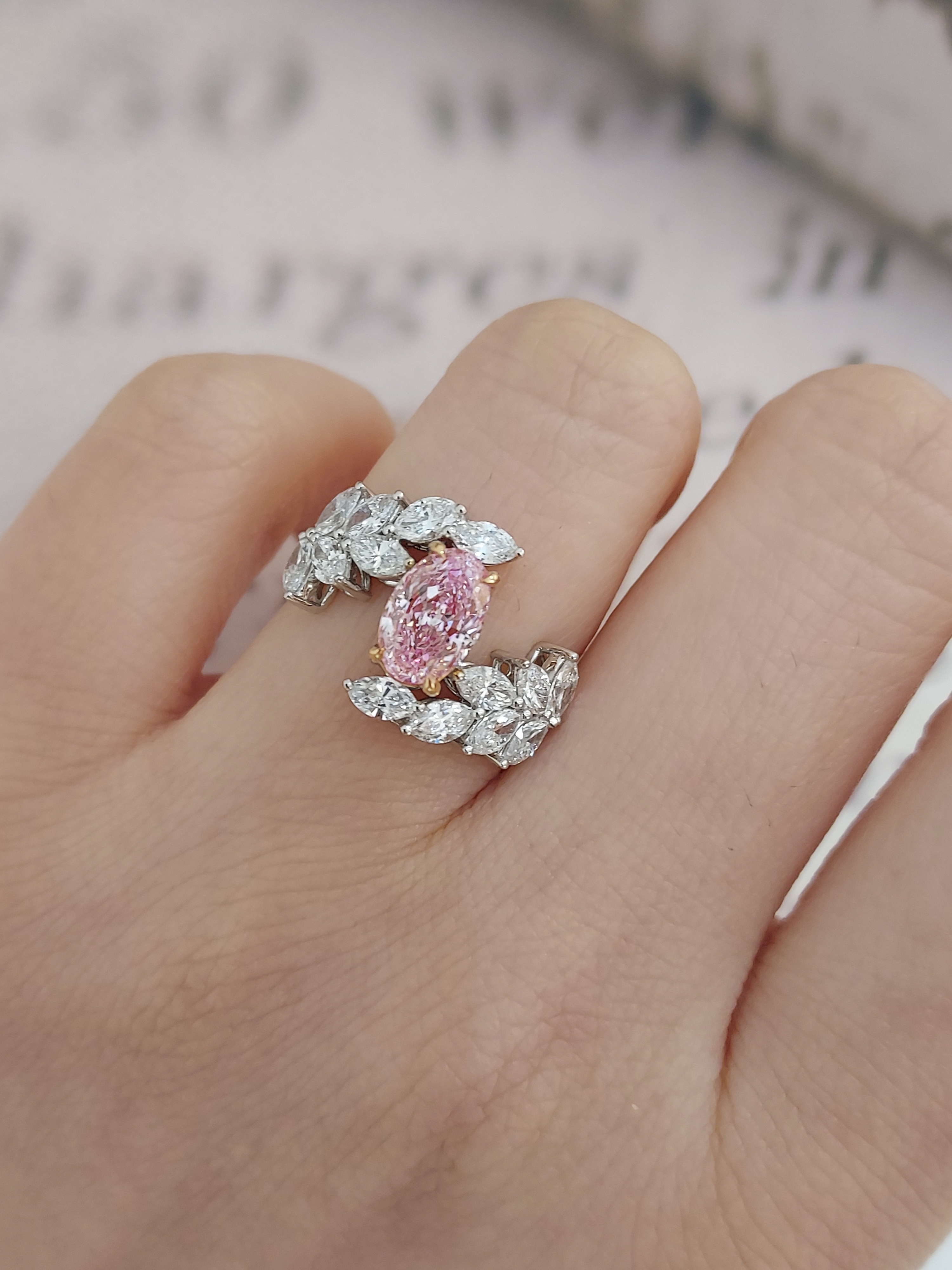 18K白金及玫瑰金實驗室橢圓形培育粉鑽石戒指