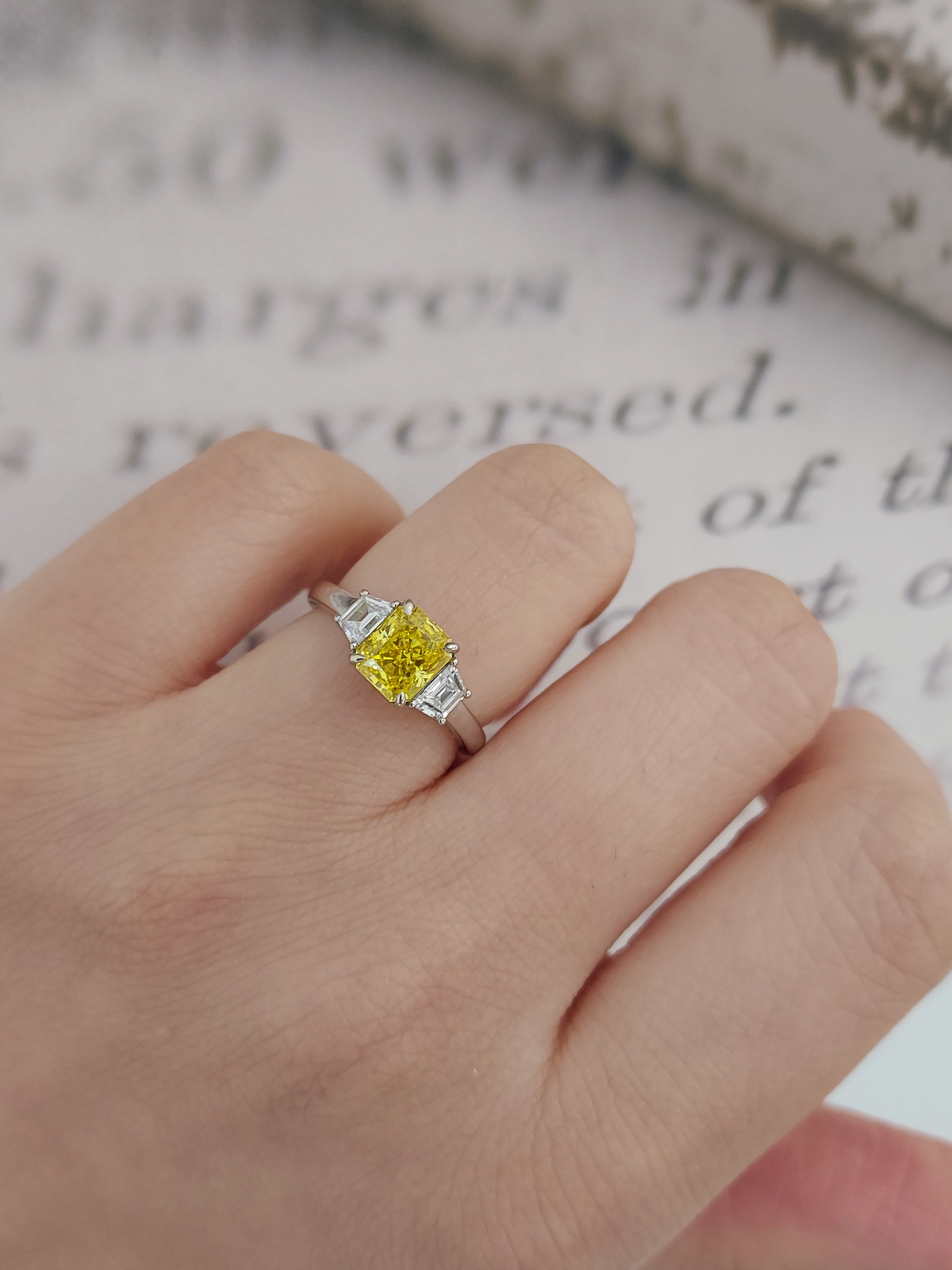 18K白金 實驗室梨枕形培育黃鑽石戒指