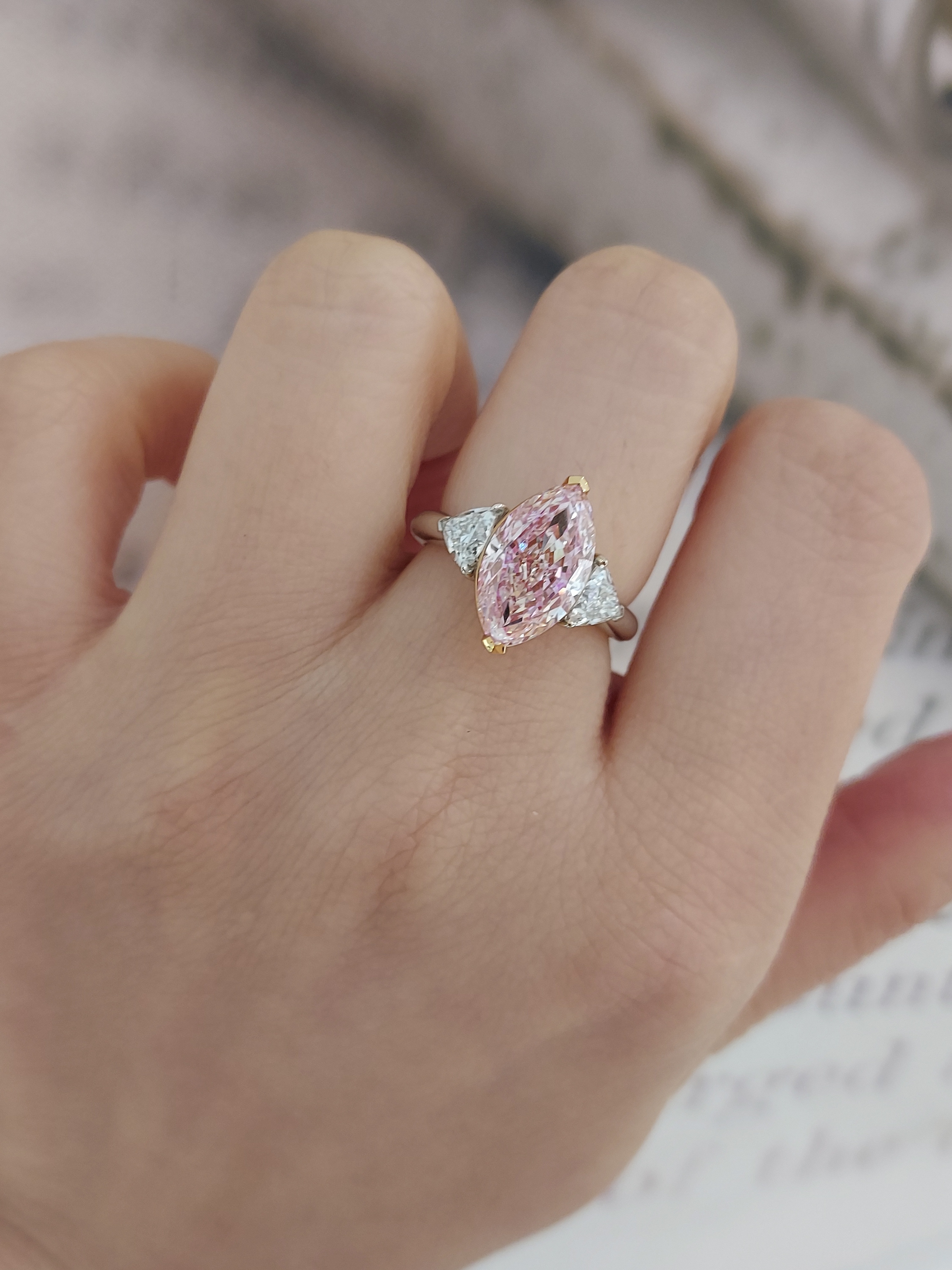 18K白金及玫瑰金實驗室馬眼形培育粉鑽石戒指