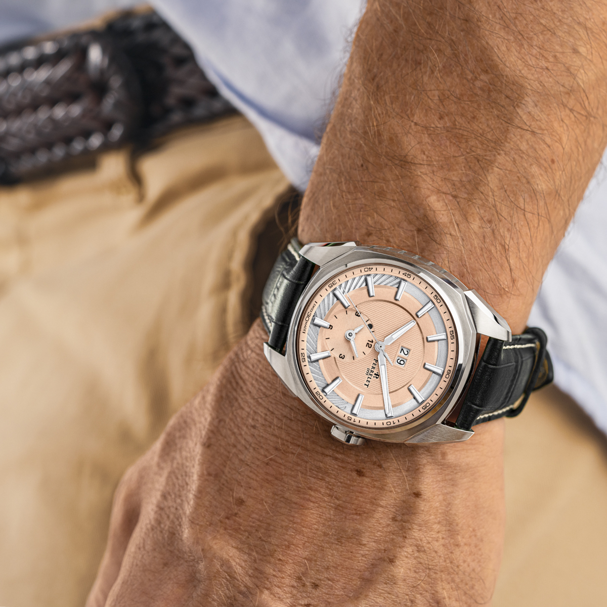 Perrelet,沛力錶,自製機芯,環形自動盤,雙時區,鮭魚色,枕形錶殼,黑色鱷魚壓紋小牛皮錶帶,P-421機芯