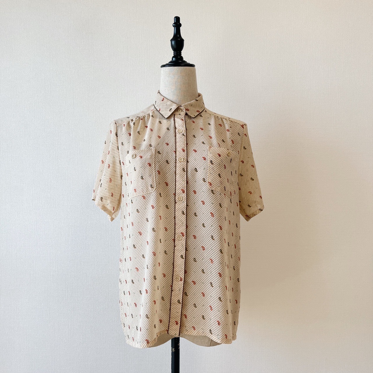 淺啡色文青調迷你腰果花圖案上衣