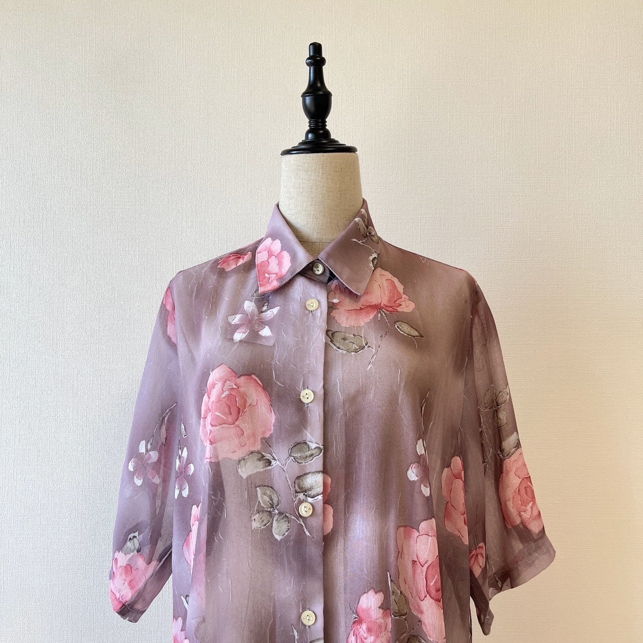 淺紫色透視大花短袖上衣